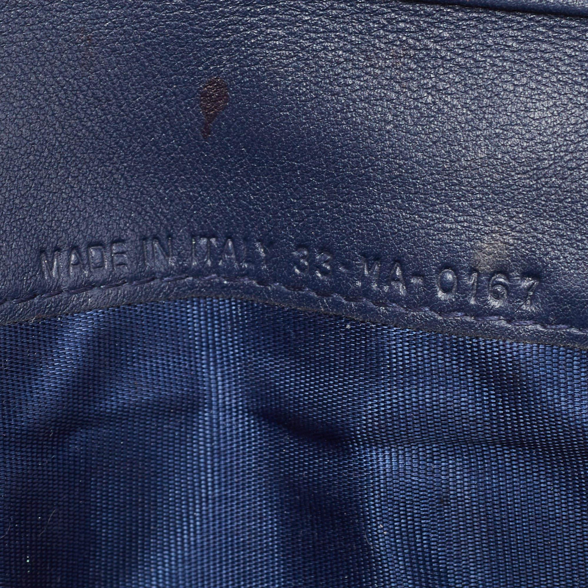 Portefeuille Lady Dior clouté en cuir bleu marine sur chaîne Pour femmes en vente