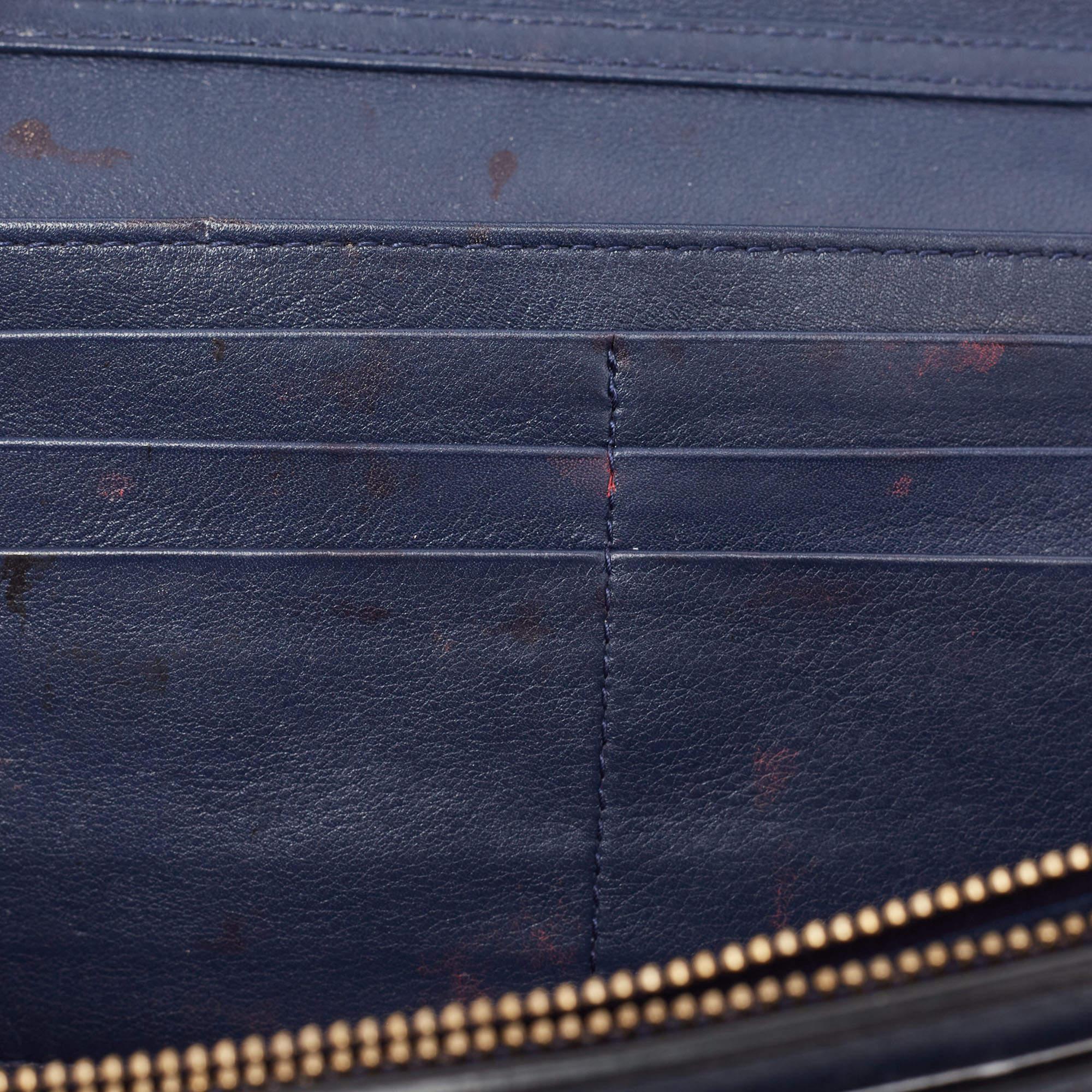 Dior Marineblaue Lady Dior Brieftasche aus Leder mit Nieten an Kette im Angebot 1