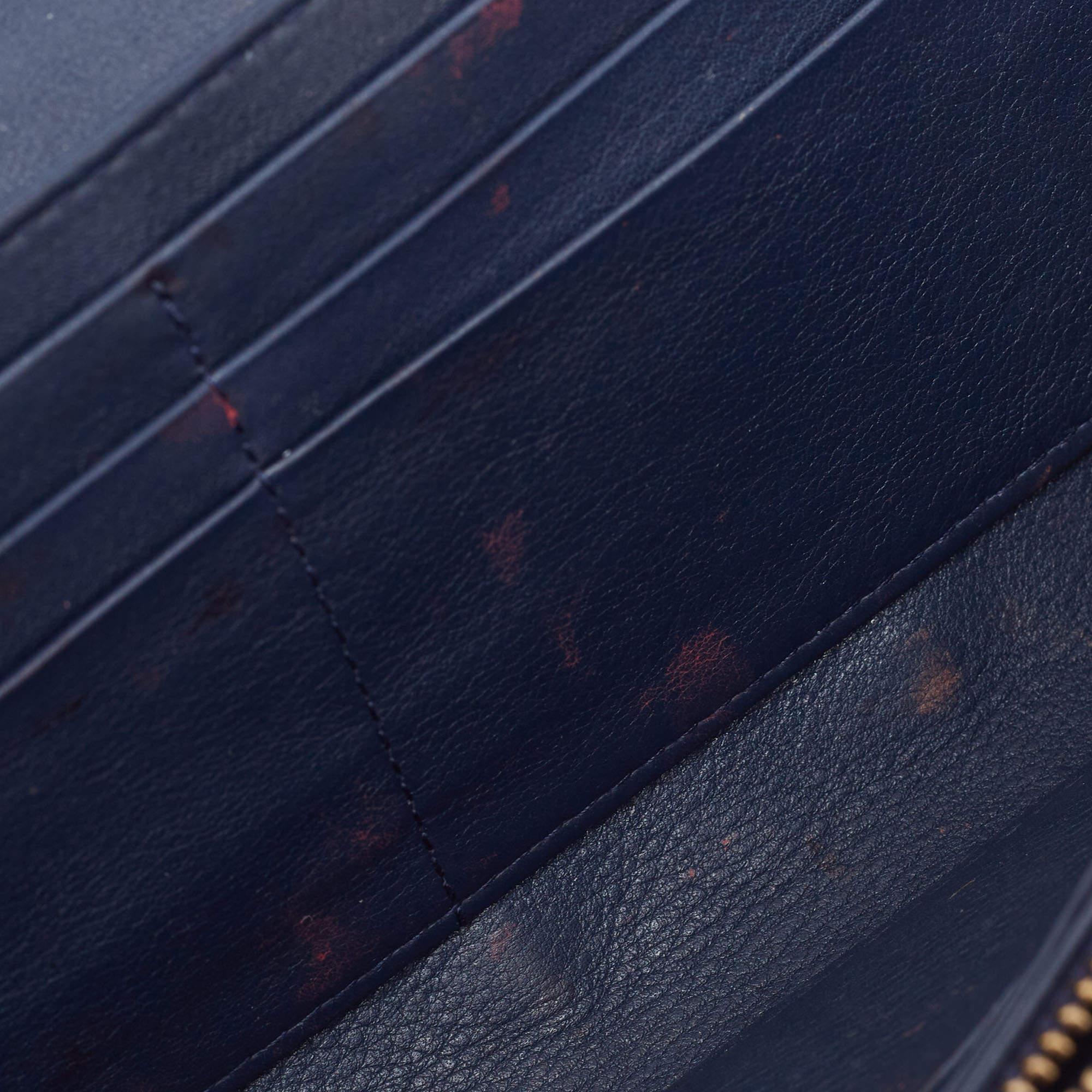 Portefeuille Lady Dior clouté en cuir bleu marine sur chaîne en vente 2