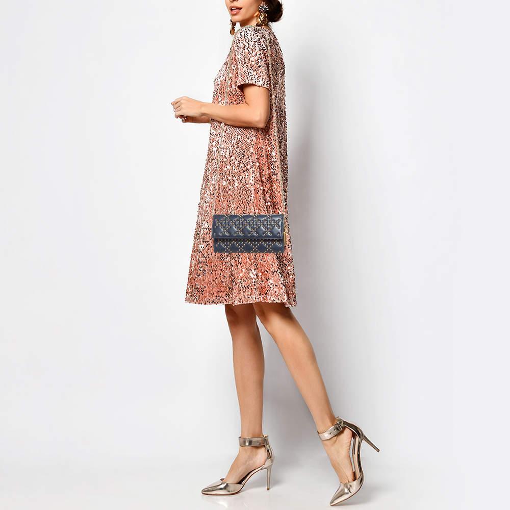 Dior Marineblaue Lady Dior Brieftasche aus Leder mit Nieten an Kette im Angebot 3