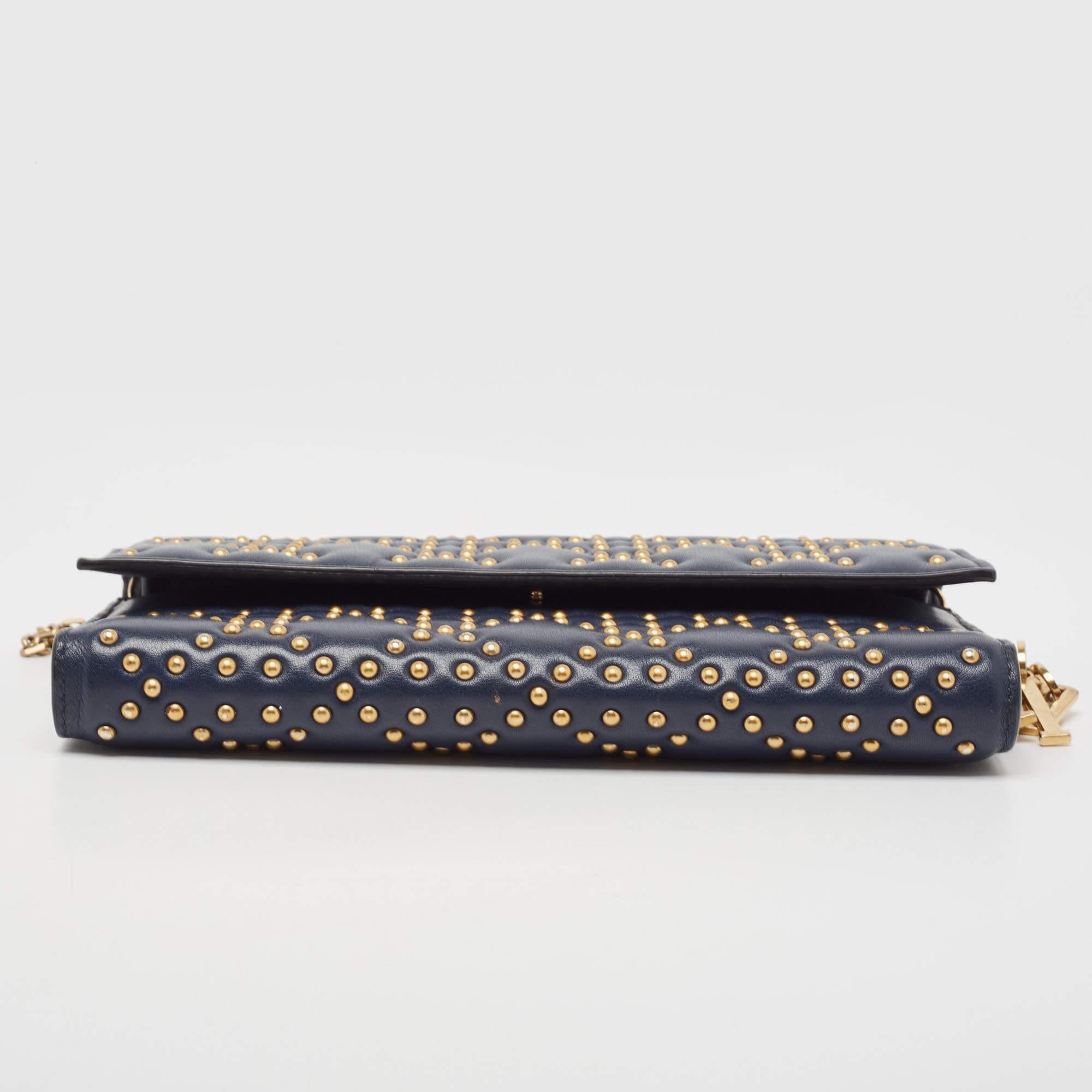 Dior Marineblaue Lady Dior Brieftasche aus Leder mit Nieten an Kette im Angebot 4