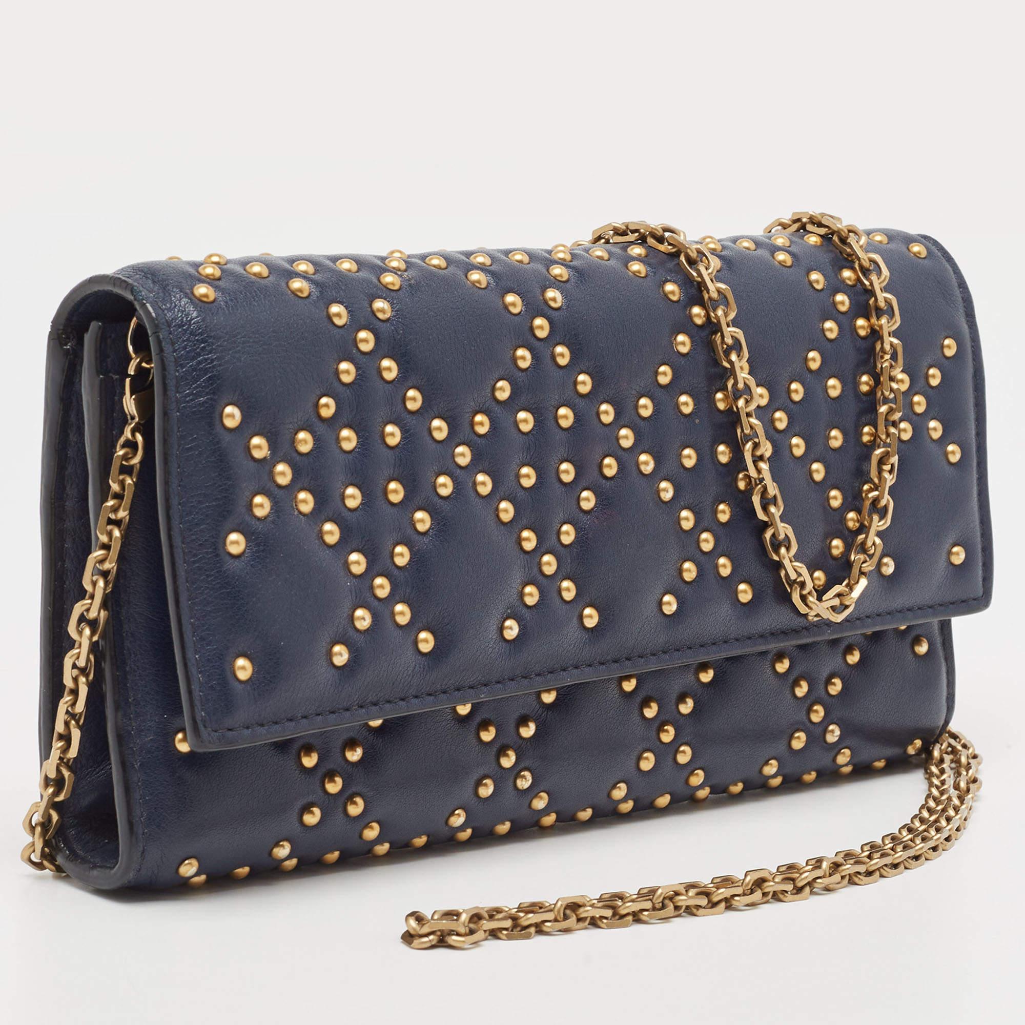 Dior Marineblaue Lady Dior Brieftasche aus Leder mit Nieten an Kette im Angebot 5