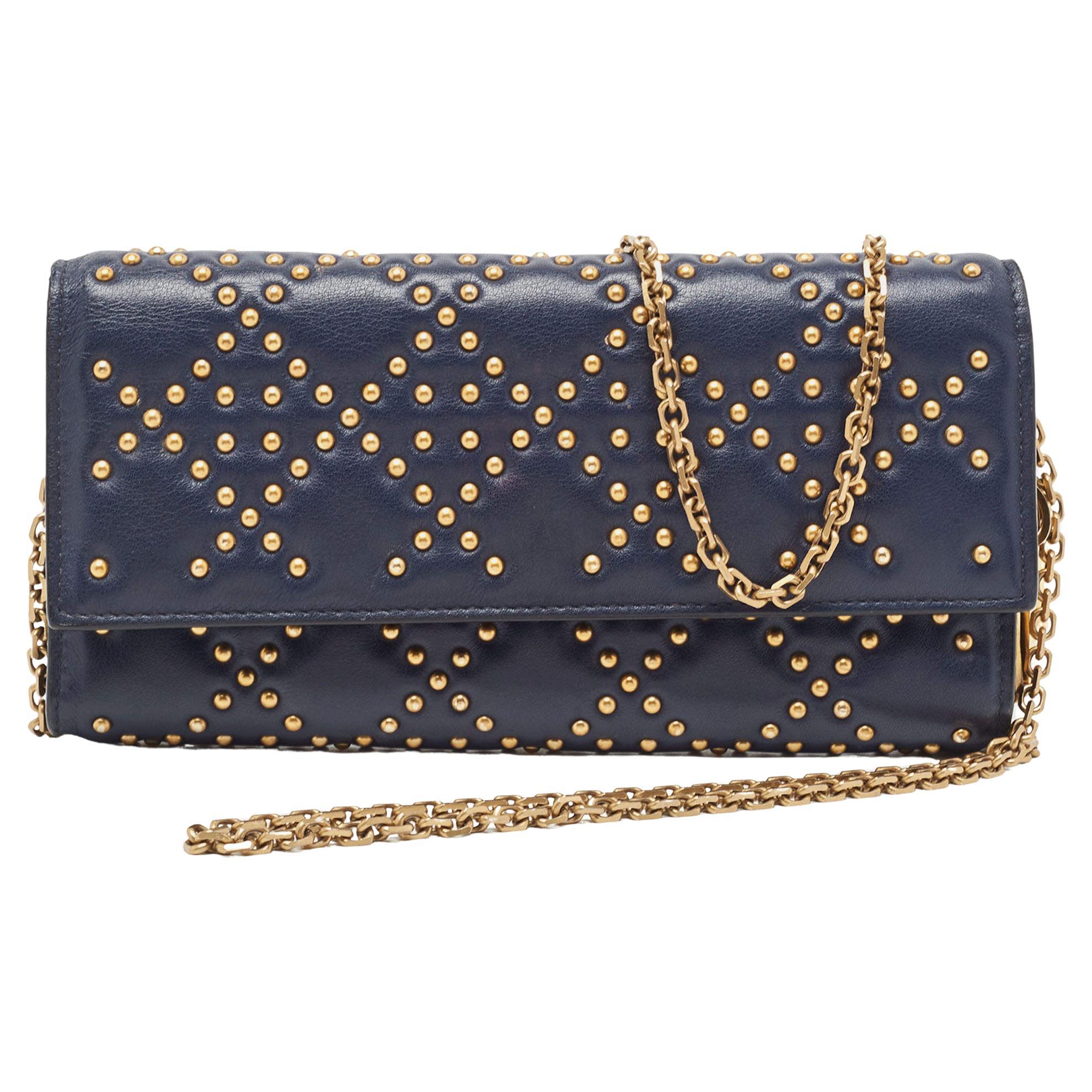 Dior Marineblaue Lady Dior Brieftasche aus Leder mit Nieten an Kette im Angebot