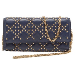 Dior Marineblaue Lady Dior Brieftasche aus Leder mit Nieten an Kette