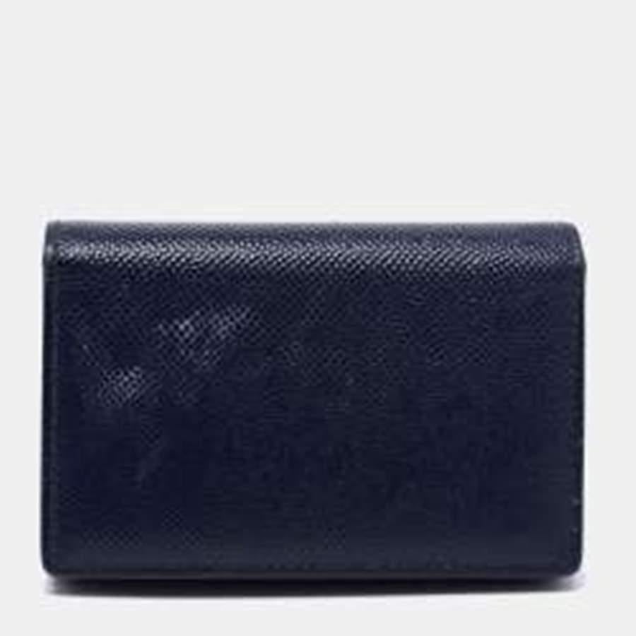 The structured silhouette of this Dior Gusset card case lends it a high appeal. Crafted from leather, it features branded turn-lock at the front and silver-tone hardware. The leather and nylon interior is divided into several compartments to keep