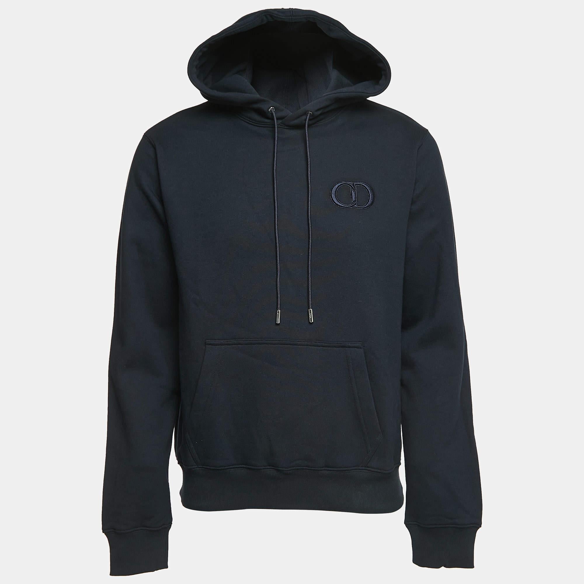 This hoodie is all about sporting a classy and comfy style. It is tailored from soft fabric, which is highlighted with signature accents.

