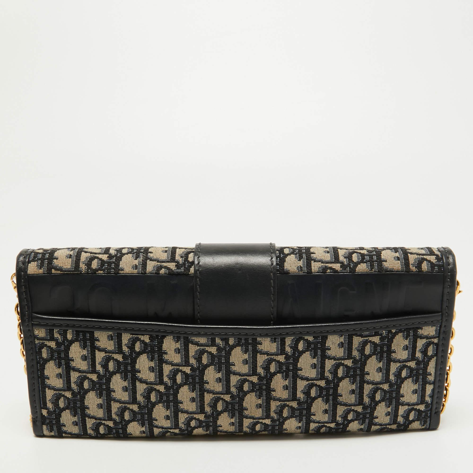 Crafted from quality materials, your wardrobe is missing out on this beautifully made designer clutch. Look your fashionable best in any outfit with this stylish clutch that promises to elevate your ensemble.

Includes: Detachable Chain