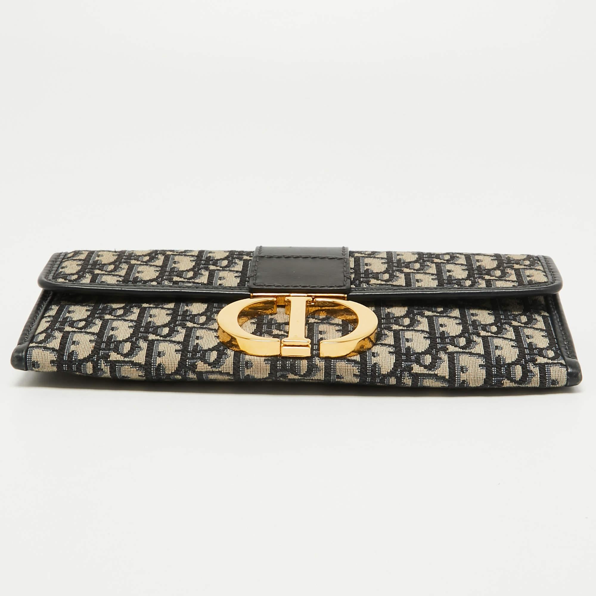 Dior Navy Blue Oblique Canvas and Leather 30 Montaigne Chain Clutch In Good Condition In Dubai, Al Qouz 2
