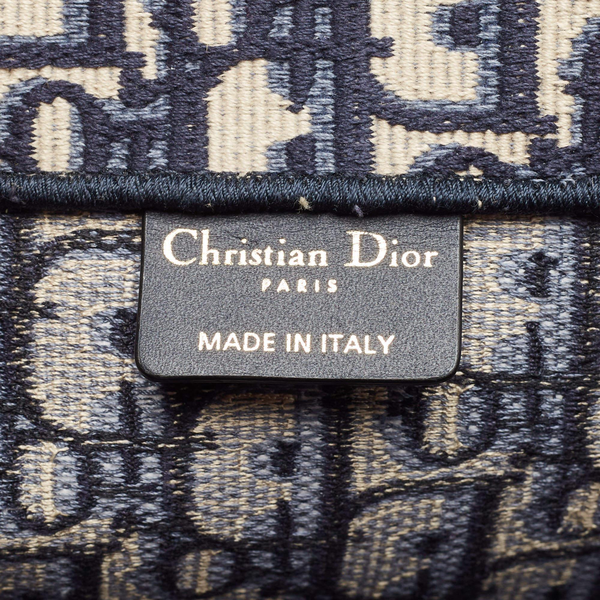 Dior Marineblaue schräge bestickte Canvas-Büchertasche, groß im Angebot 8