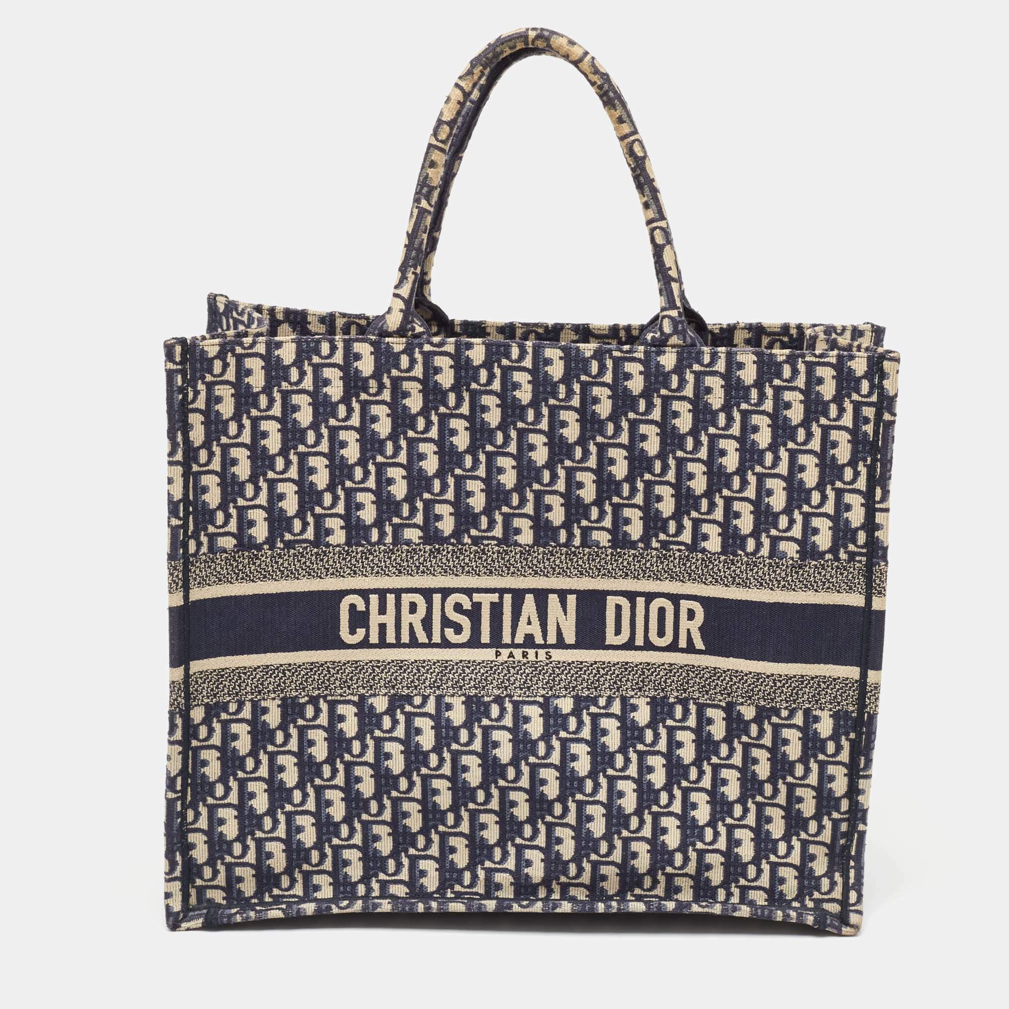Dior Marineblaue schräge bestickte Canvas-Büchertasche, groß im Angebot 10