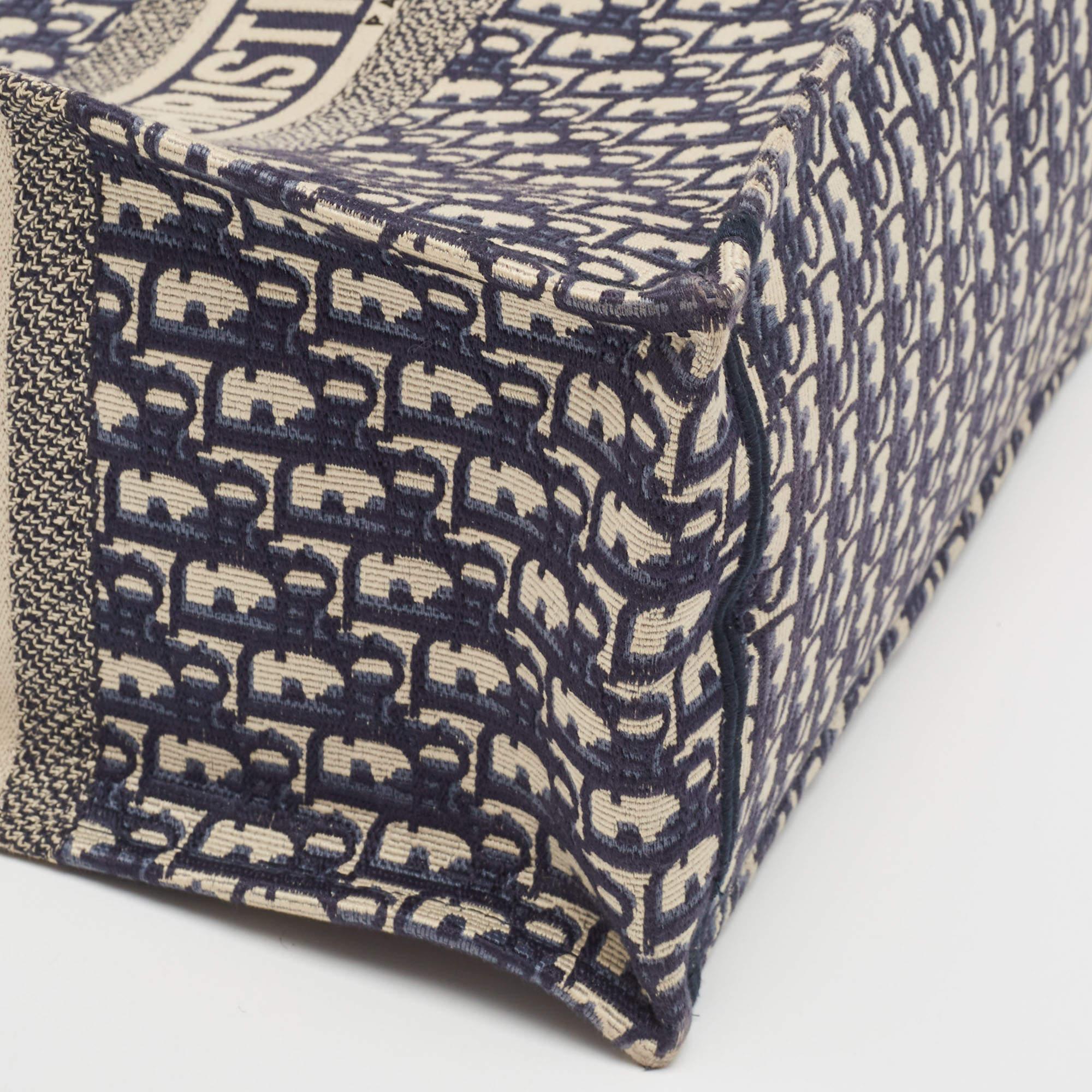 Dior Marineblaue schräge bestickte Canvas-Büchertasche, groß im Angebot 1