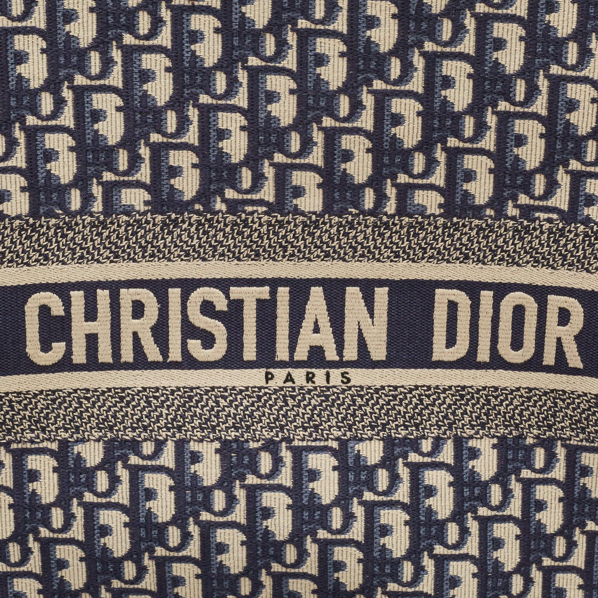 Dior Marineblaue schräge bestickte Canvas-Büchertasche, groß im Angebot 1