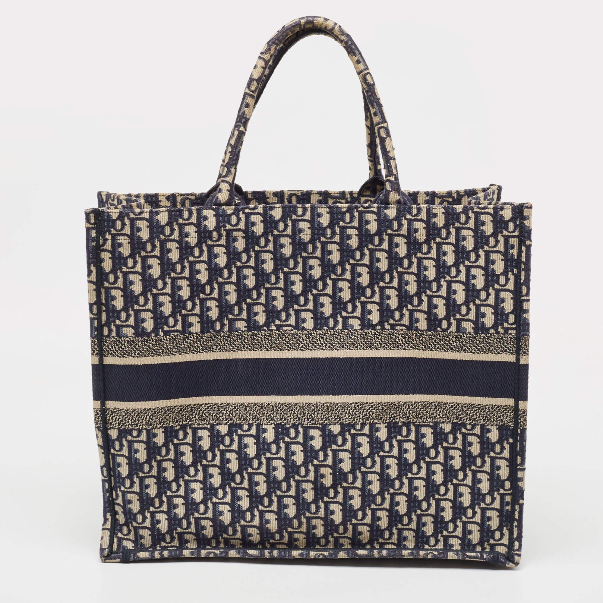 Dior Marineblaue schräge bestickte Canvas-Büchertasche, groß im Angebot 3