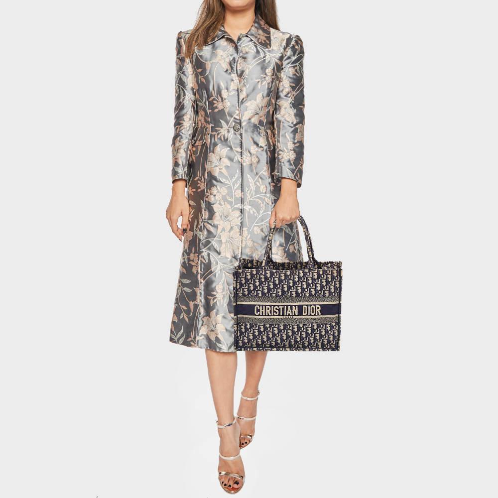 This alluring tote bag for women has been designed to assist you on any day. Convenient to carry and fashionably designed the tote is cut with skill and sewn into a great shape. It is well equipped to be a reliable accessory.