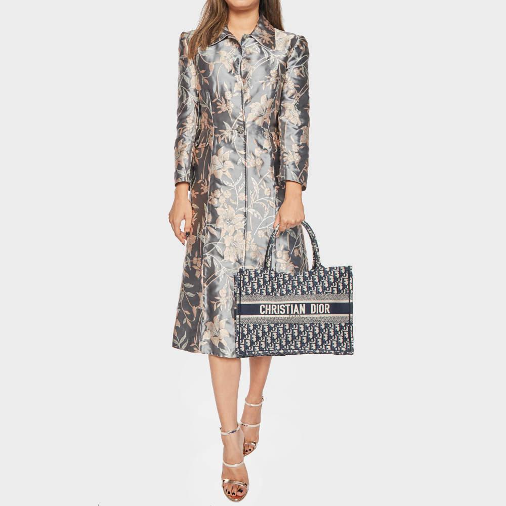This alluring tote bag for women has been designed to assist you on any day. Convenient to carry and fashionably designed  the tote is cut with skill and sewn into a great shape. It is well equipped to be a reliable accessory.