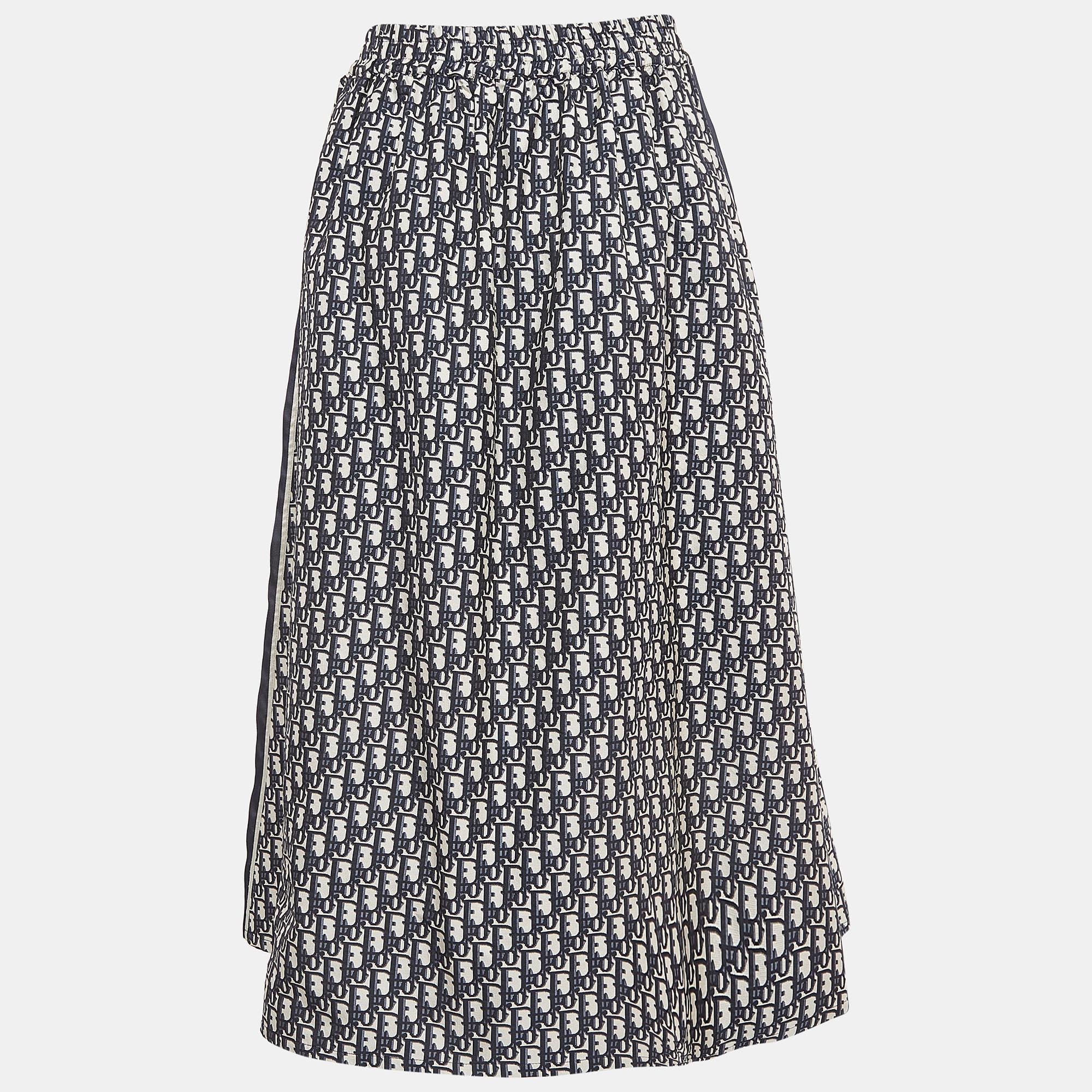 This elegant skirt is worth adding to your closet! Crafted from fine materials, it is exquisitely designed into a flattering shape.

