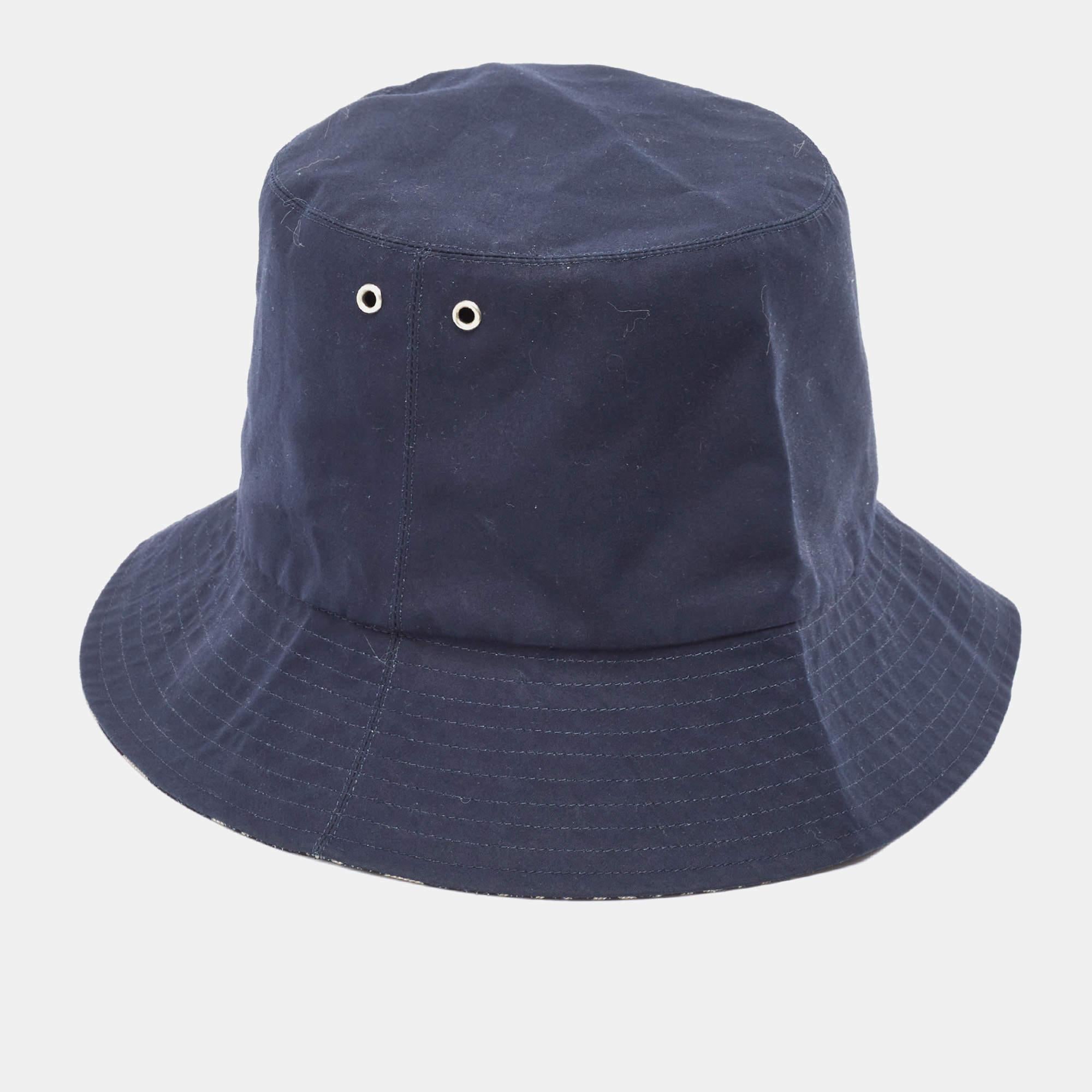 The Dior hat exudes effortless style with its versatile design. Crafted with the iconic Oblique pattern, it offers a chic navy blue hue on one side and a cozy teddy fabric on the other. Perfect for adding a touch of luxury to any casual ensemble.

