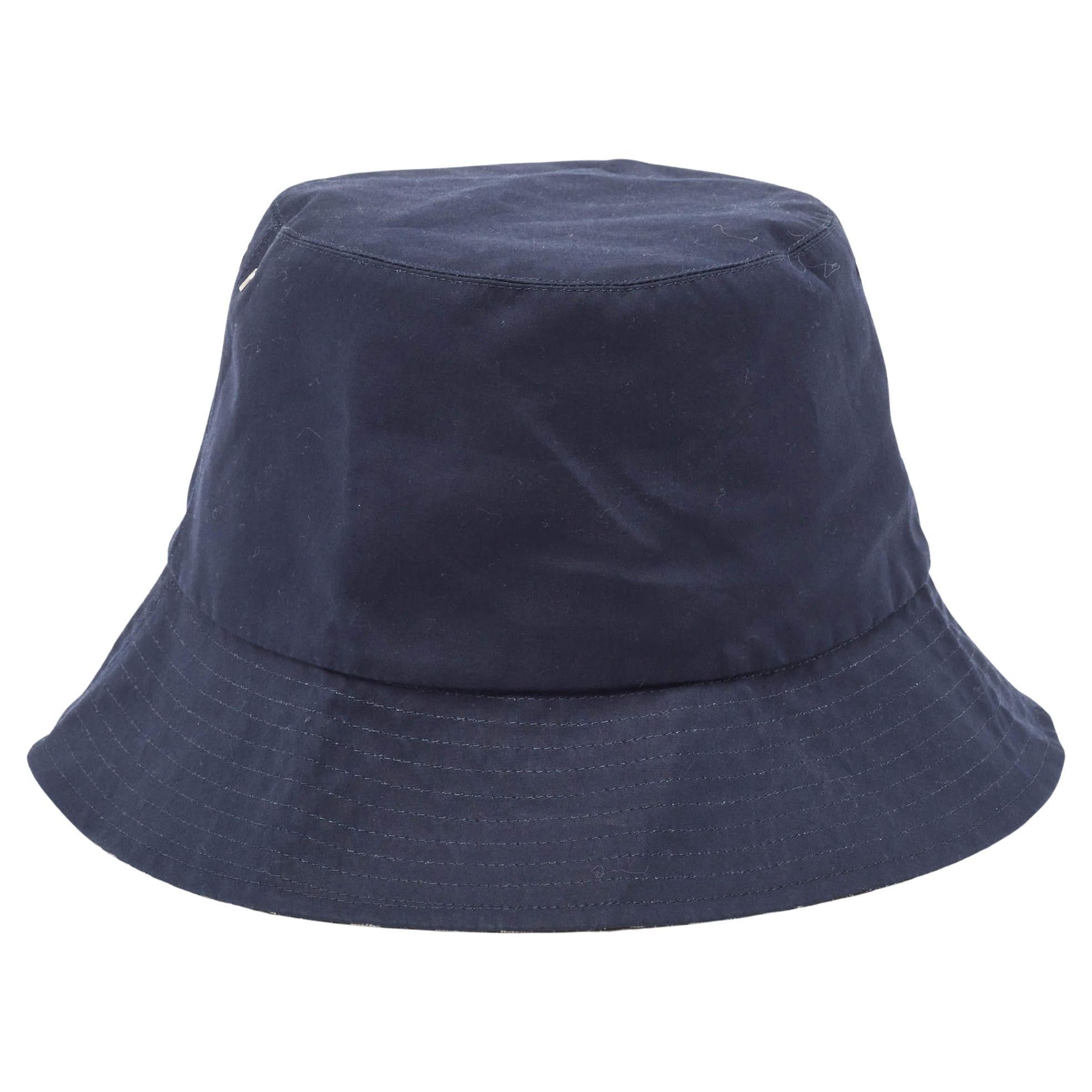 Dior, chapeau seau bleu marine oblique réversible à bord en forme de sabot, taille 56 en vente