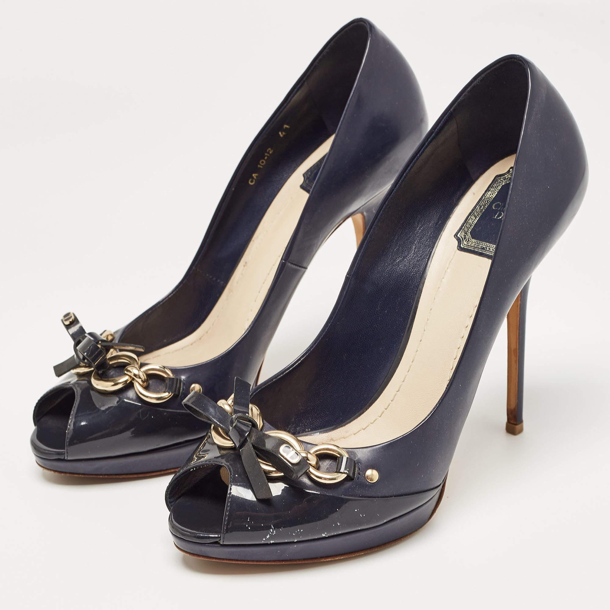 The fashionhouse's tradition of excellence, coupled with modern design sensibilities, works to make these Dior pumps a fabulous choice. They'll help you deliver a chic look with ease.