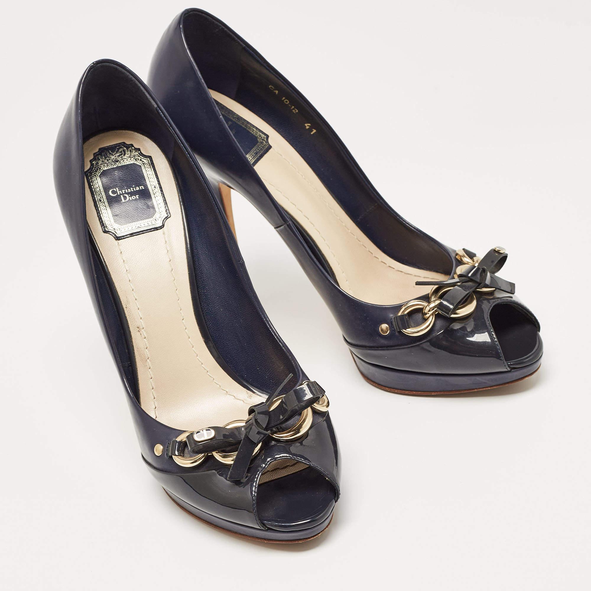 Dior Navy Blue Patent Leather Bow Chain Detail Peep Toe Pumps Size 41 In Fair Condition In Dubai, Al Qouz 2