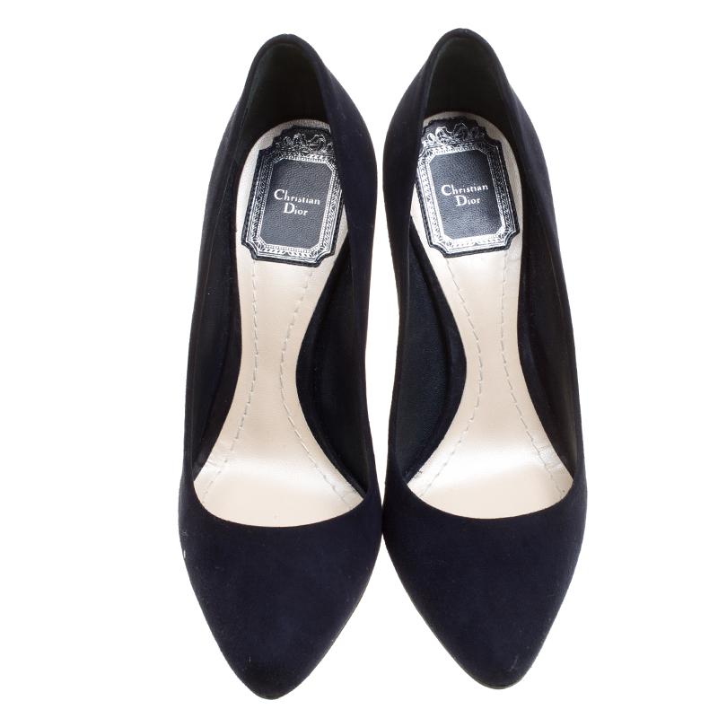 This pair of stunning pumps by Dior is the epitome of sophistication. They come made from suede in a classy shade of navy blue and designed with almond toes and 9.5 cm curved heels carved into wedges. This pair of pumps is sure to get adorn you with