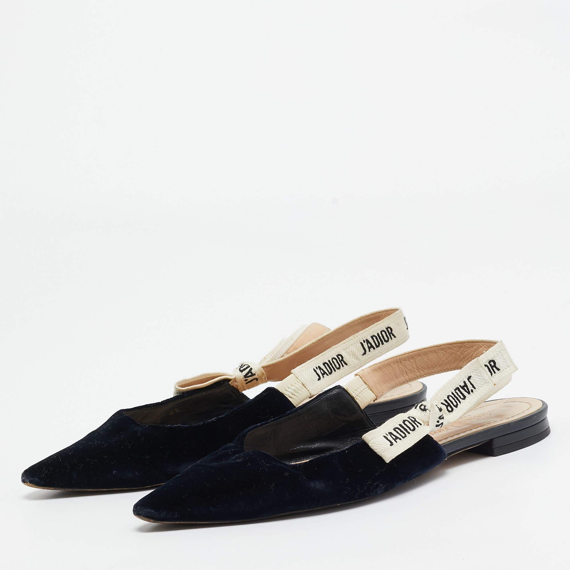 Keep your comfort to a maximum with these beautiful designer flats. Featuring pointed toes and Jadior ribbon slingbacks these Dior flats are perfect for summer and beyond.