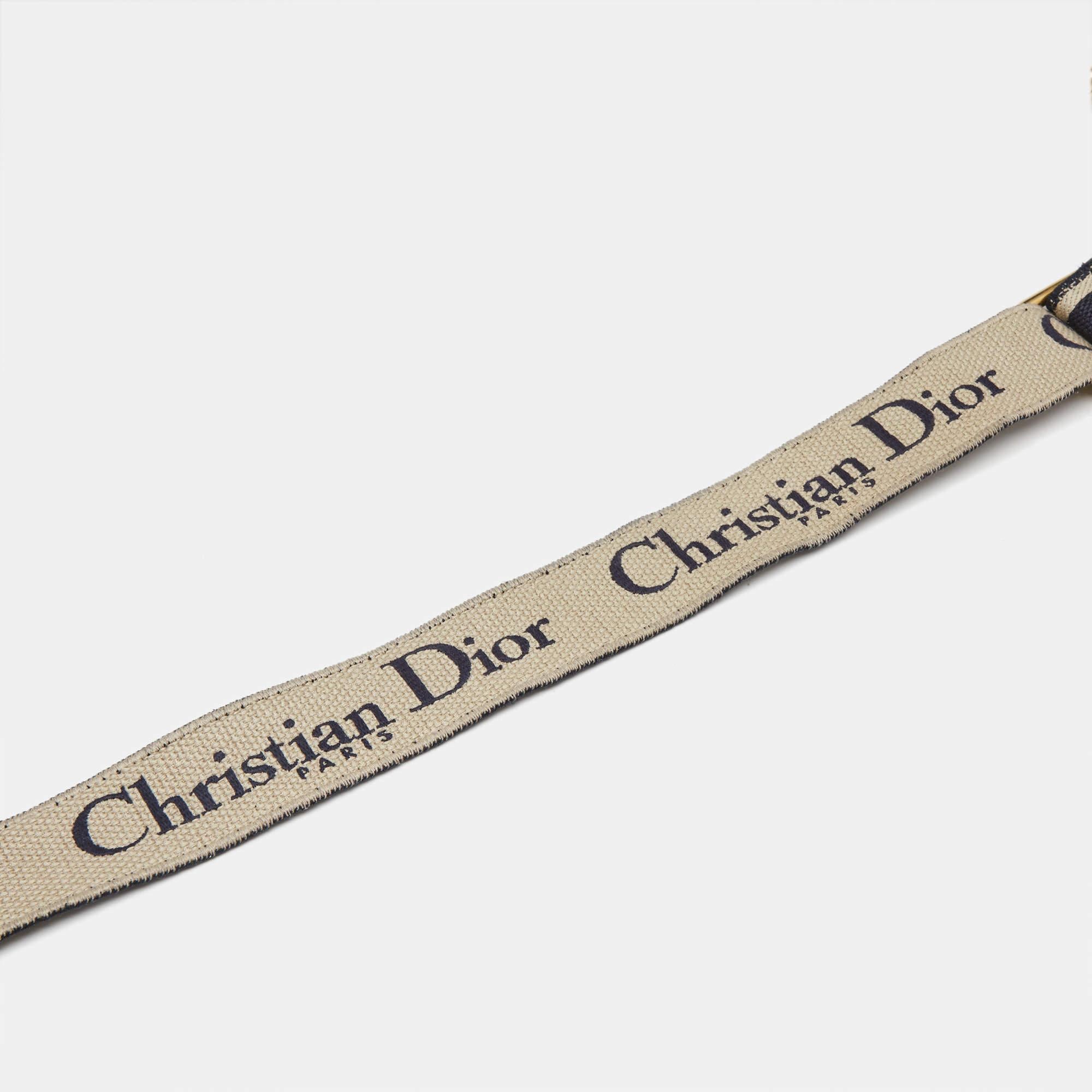 Dior brings you this chic shoulder strap to carry your handbags in different ways. The strap is made from canvas and finished with gold tone metal clasps.