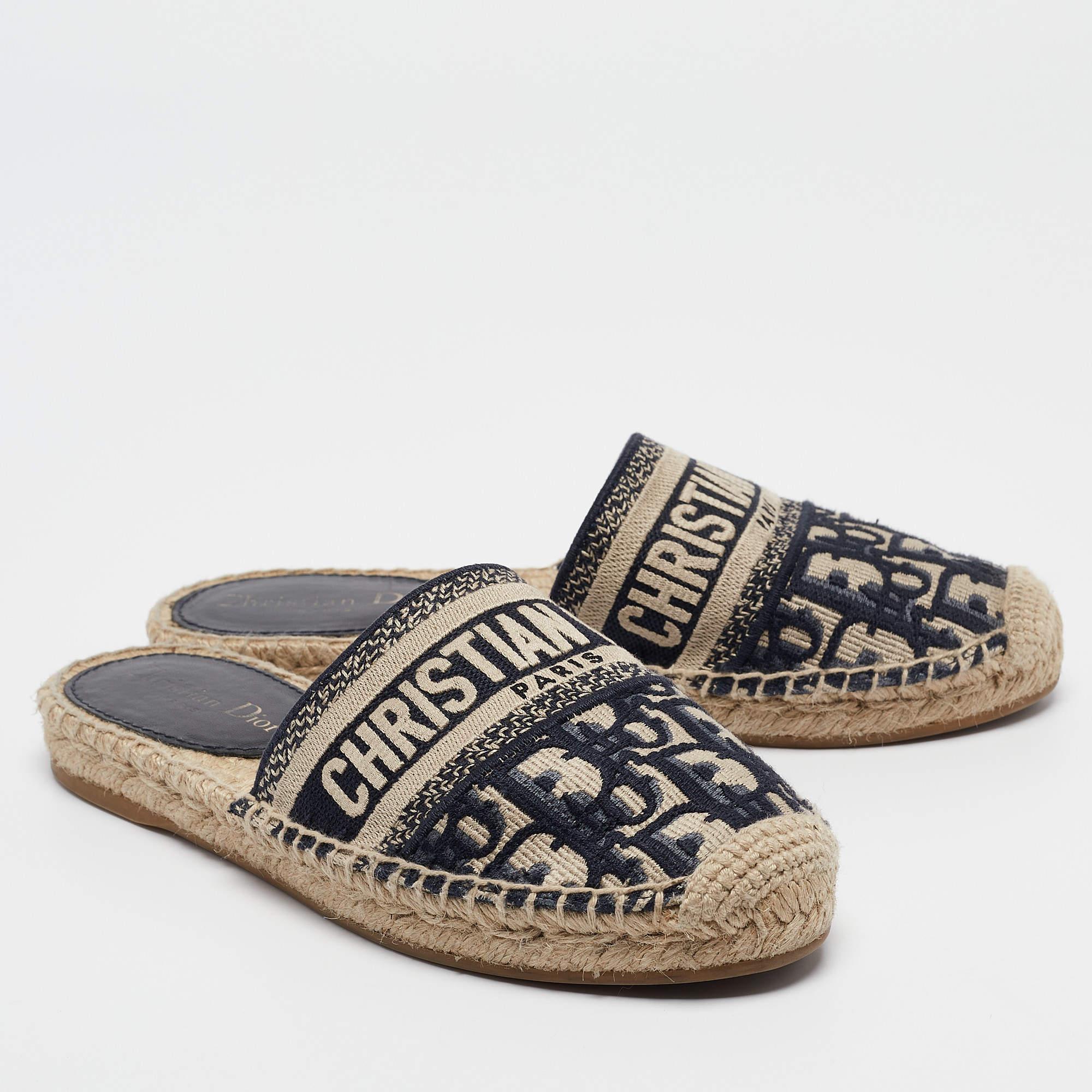 Dior Navy Blue/White Oblique Canvas Granville Espadrille Mules Size 35.5 In Good Condition In Dubai, Al Qouz 2