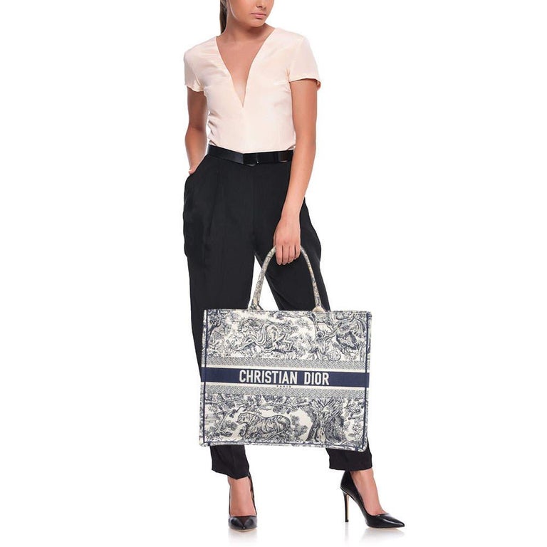 Dior - Mini Dior Book Tote Phone Bag White and Black Toile de Jouy Voyage Embroidery (13 x 18 x 5 cm) - Women