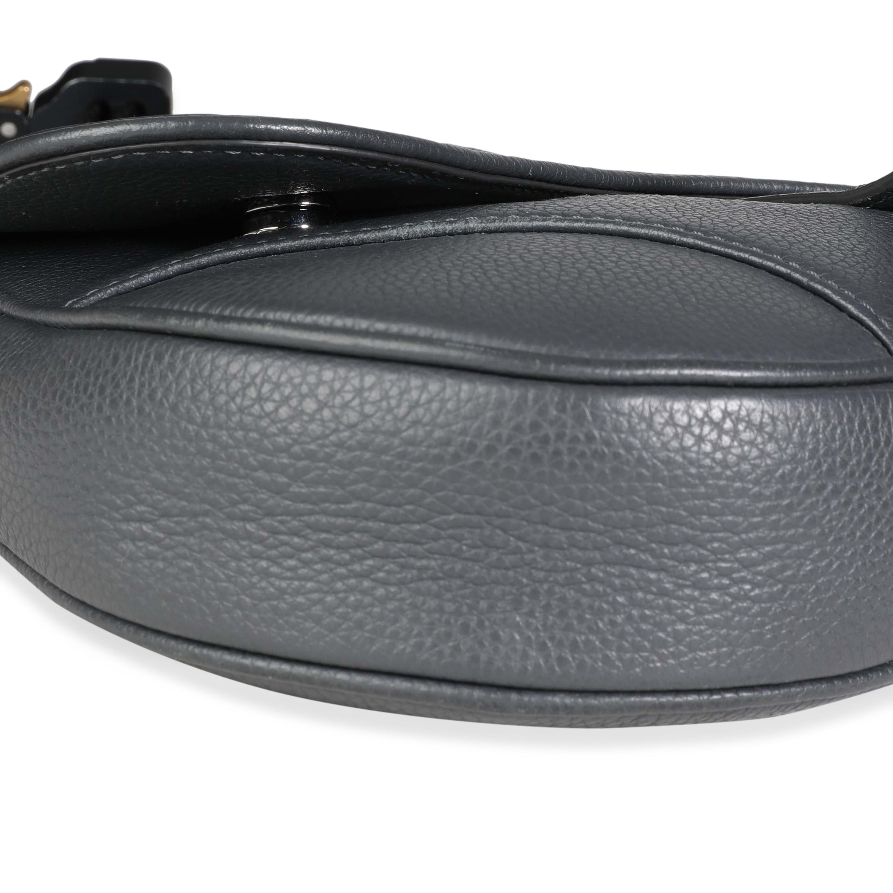 Auflistung Titel: Dior Navy Leder Atelier Saddle Crossbody Tasche
SKU: 117595
MSRP: 3400.00
Zustand: Gebraucht (3000)
Zustand der Handtasche: Sehr gut
Bemerkungen zum Zustand: Sehr guter Zustand. Buchstaben auf der Außenseite abgeblättert.