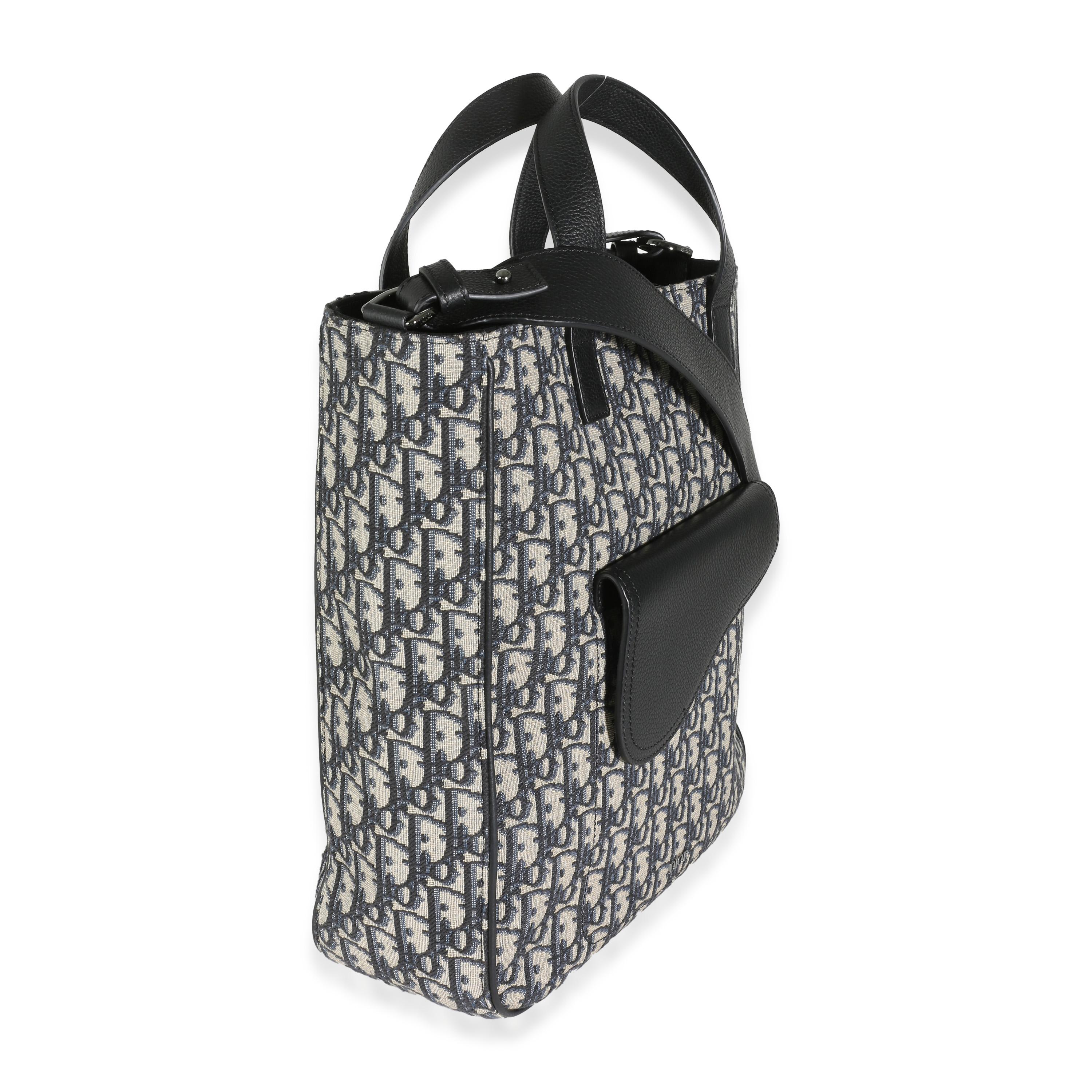 Auflistung Titel: Dior Navy Oblique Jacquard Sattel-Tasche
SKU: 142732
Zustand: Gebraucht 
Beschreibung des Zustands: Die 1999 von John Galliano entworfene Satteltasche von Dior hatte ihr Debüt auf dem Laufsteg der SS00. Das von Cowboys inspirierte