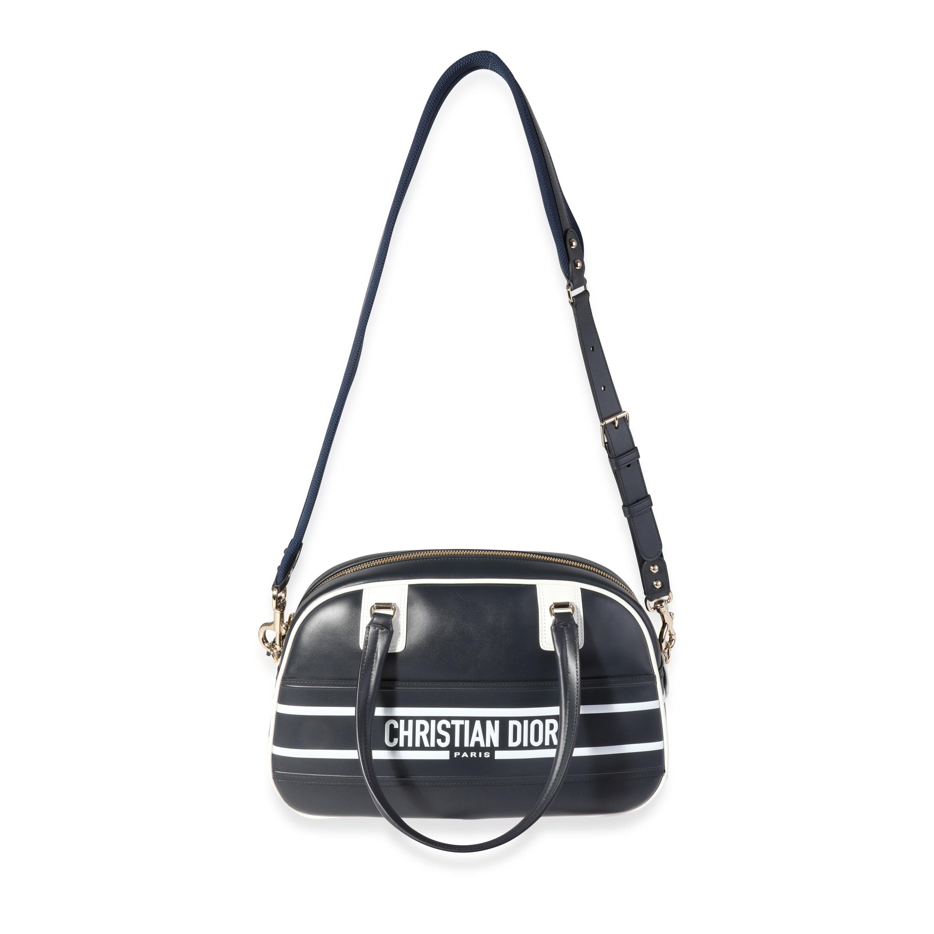 Titolo dell'elenco: Borsa Bowling Dior Navy in pelle di vitello liscia media Dior Vibe Zip
SKU: 120752
MSRP: 4700.00
Condizioni: Usato 
Condizioni della borsa: Menta
Commenti sulle condizioni: Condizioni perfette.  Vendita finale.
Marchio: