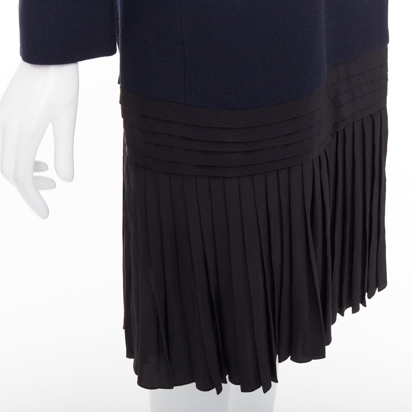 DIOR cappotto con cintura in lana vergine navy foderato in seta con orlo a pieghe FR36 S
Riferimento: JACG/A00317
Marchio: Dior
Stilista: MARIA GRAZIA CHIURI
Materiale: Lana vergine
Colore: Marina Militare
Modello: Tinta unita
Chiusura: