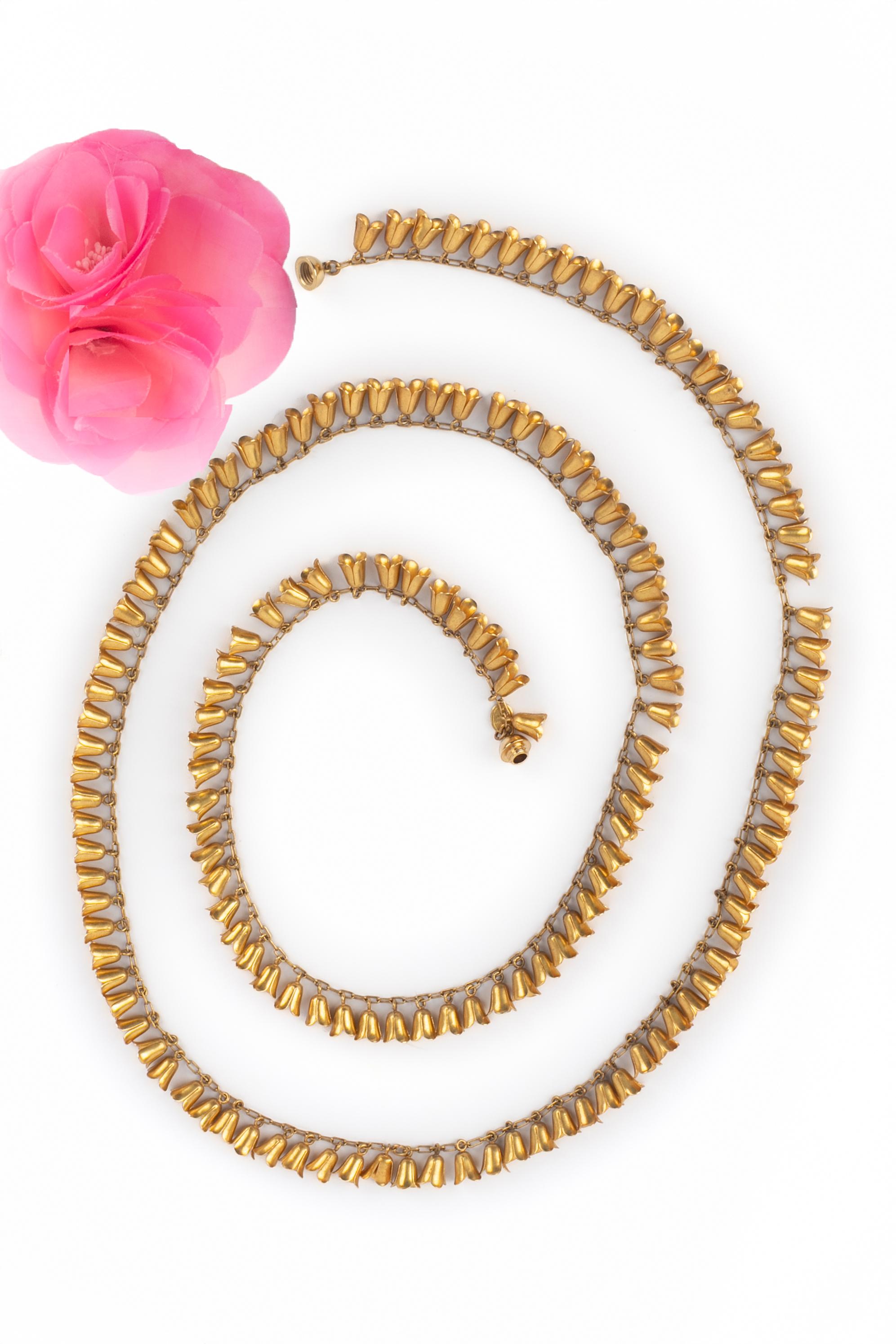 DIOR - (Made in France) Lunga collana in metallo dorato con piccole campanelle di giglio della valle. Gioielli degli anni '90 sotto la direzione artistica di Gianfranco Ferré.

Condizioni:
Ottime condizioni

Dimensioni:
Lunghezza: 120