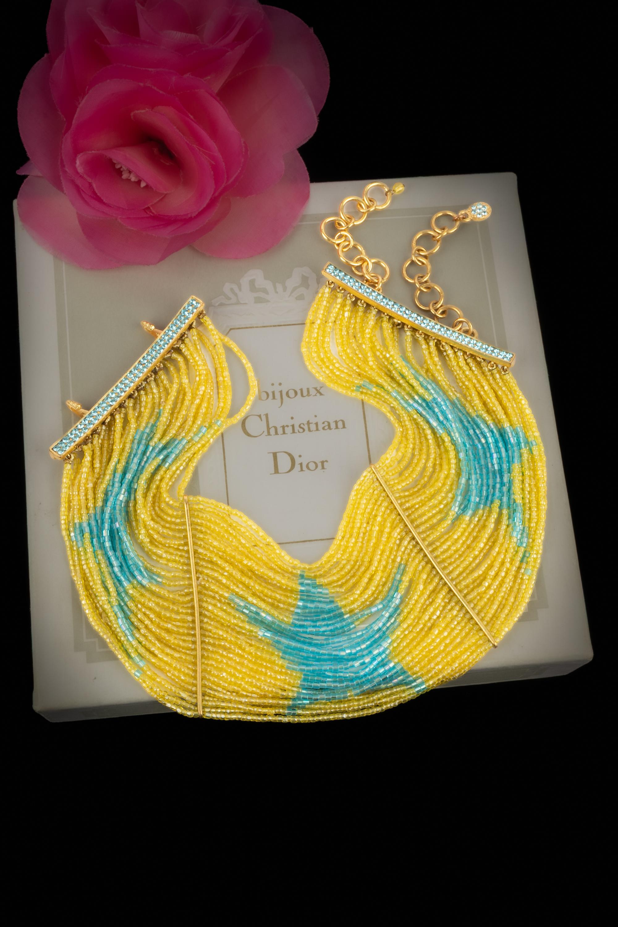 DIOR - (Made in France) Multi-row yellow and blue pearl choker necklace with golden metal star pattern. Signature on a plate. 2000 Spring-Summer Collection under the artistic direction of John Galliano.

Condition:
Very good