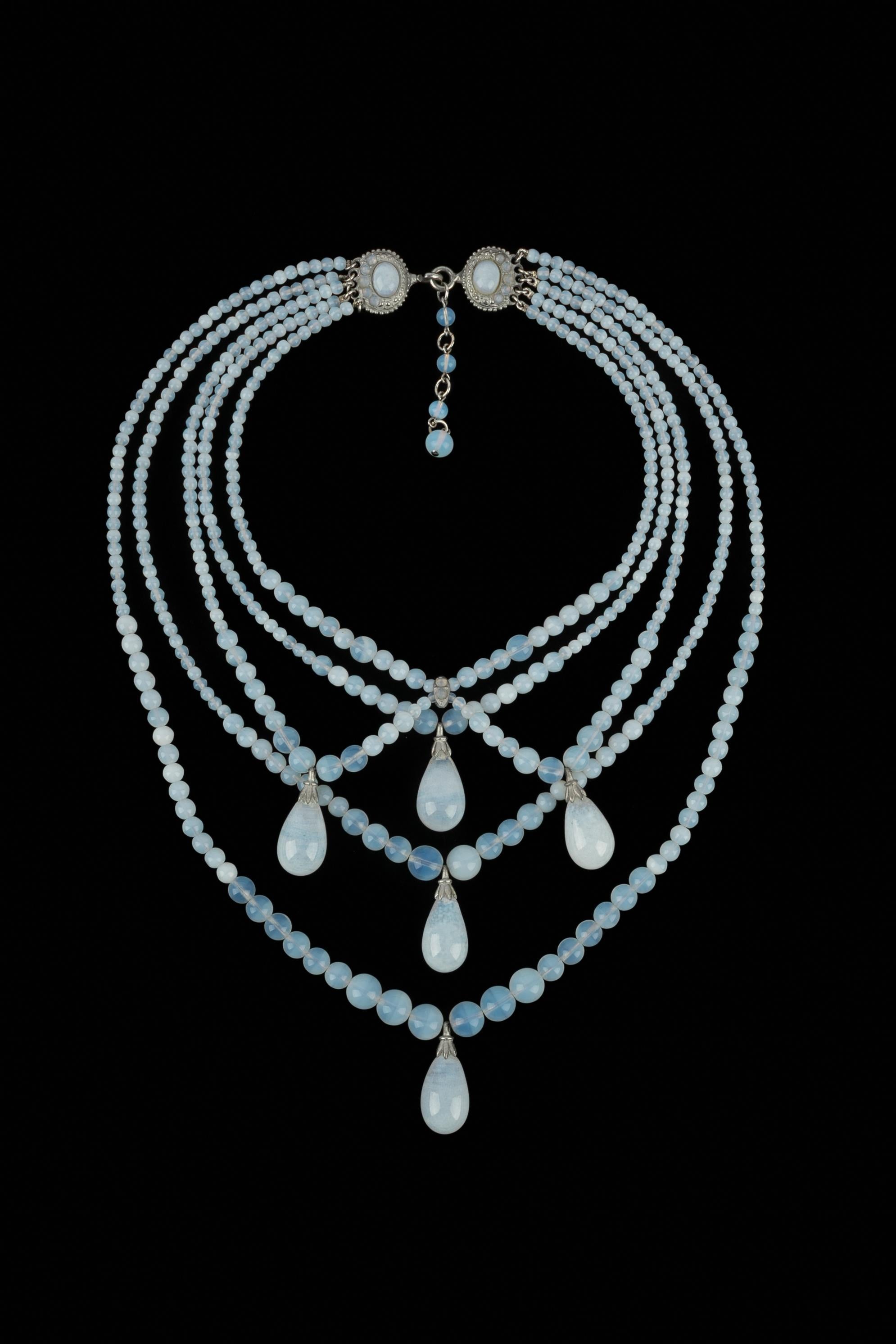 DIOR - (Made in France) Collana in metallo argentato della collezione Maasai con perle di vetro traslucide. Collezione Autunno-Inverno 1997 sotto la direzione artistica di John Galliano.

Condizioni:
Ottime condizioni

Dimensioni:
Lunghezza: da 37 a