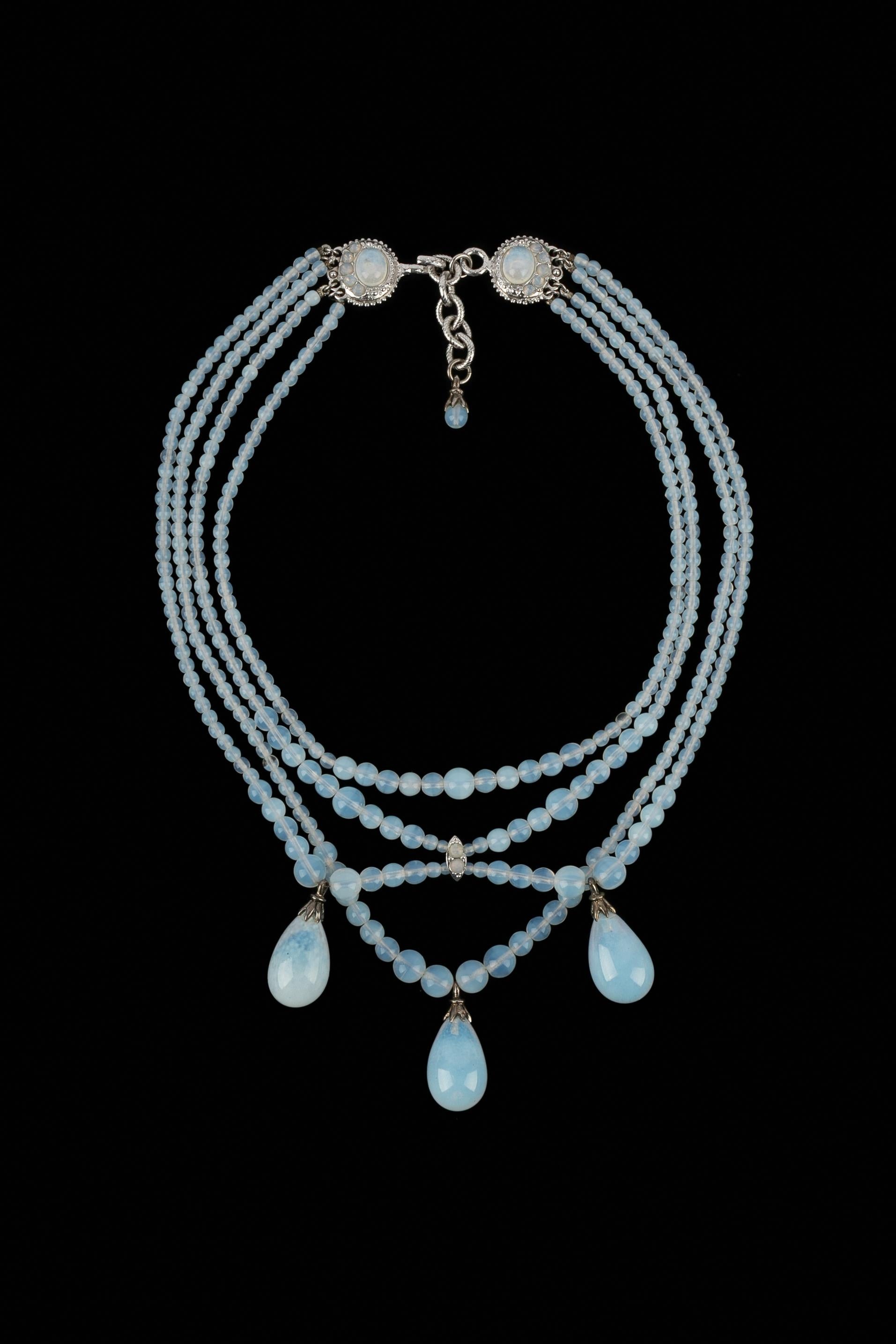 DIOR - (Made in France) Collana in metallo argentato della collezione Maasai con perle di vetro traslucide. Collezione Autunno-Inverno 1997 sotto la direzione artistica di John Galliano.

Condizioni:
Ottime condizioni

Dimensioni:
Lunghezza: da 37 a