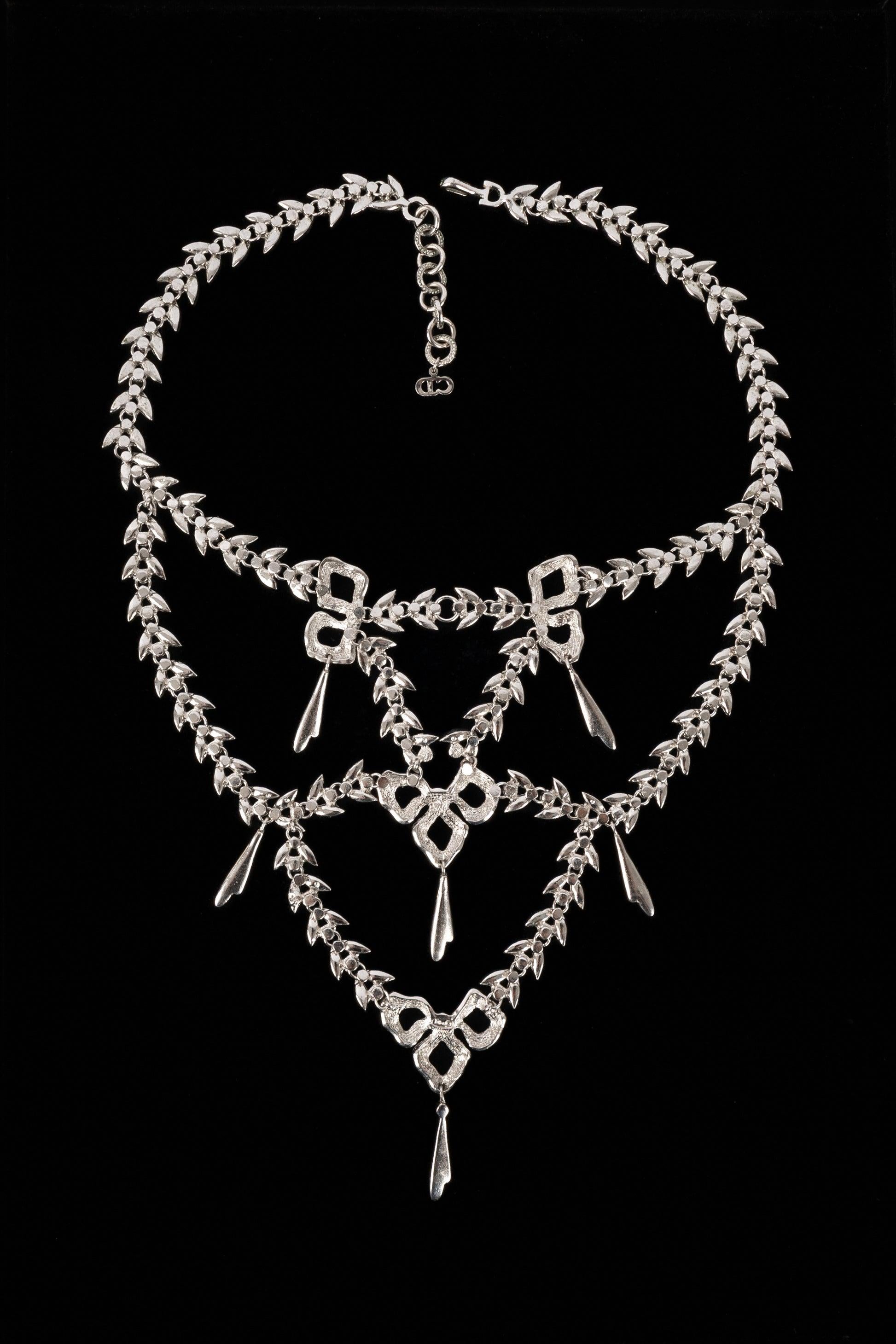 Dior - (Made in France) Silvery metal dickey necklace with Swarovski rhinestones. 2001 Fall Collection under the artistic direction of John Galliano.

Additional information: 
Condition: Very good condition
Dimensions: Length: 45 cm
Period: 21st