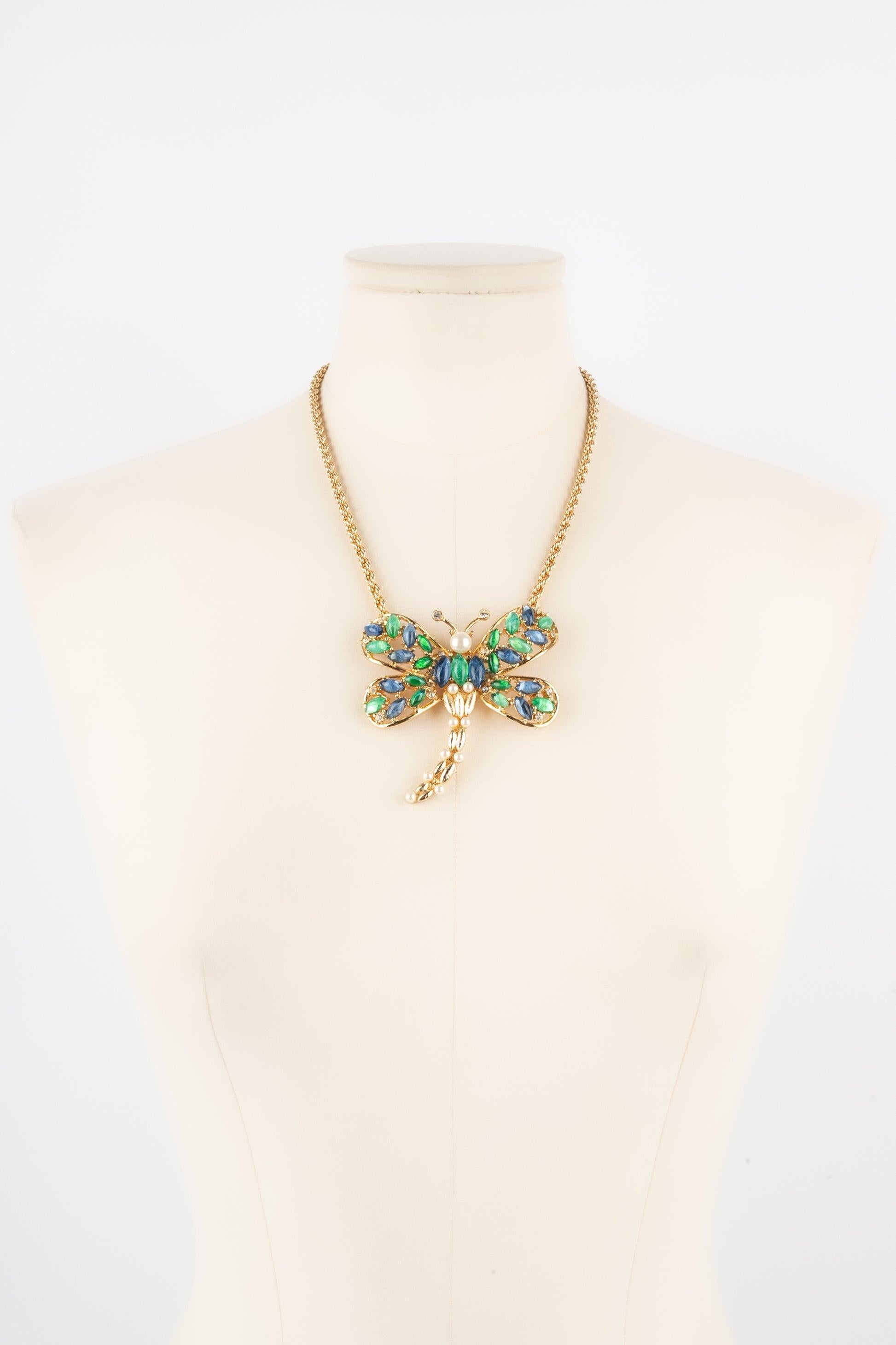 Dior - (Made in Germany) Golden metal necklace with a butterfly pendant ornamented with costume pearly cabochons, rhinestones and glass paste cabochons.

Additional information:
Condition: Very good condition
Dimensions: Length: 48 cm // Pendant: 8