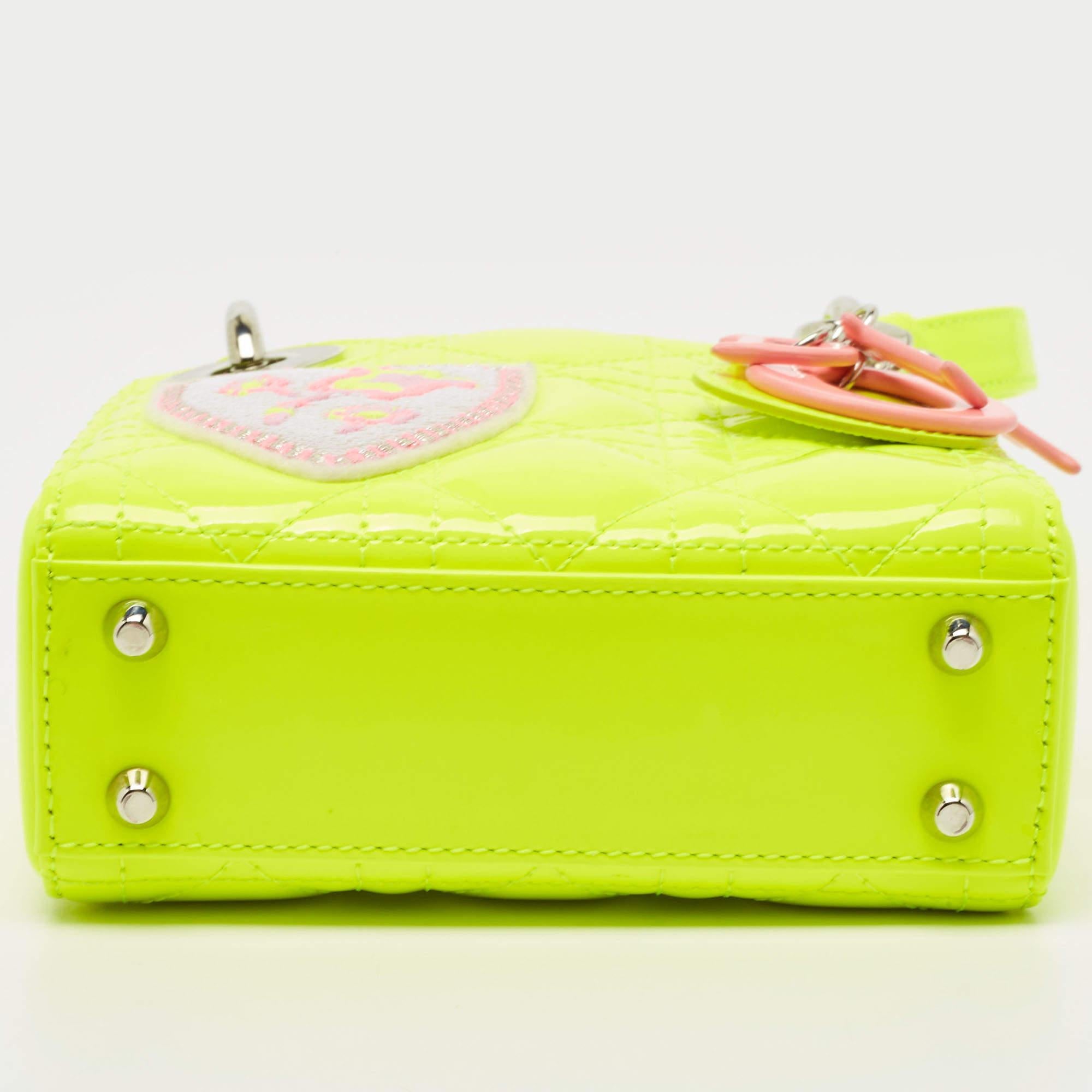 Dior Neongrüne Mini Lady Dior Tote Bag aus Lackleder mit bestickten Patches 5