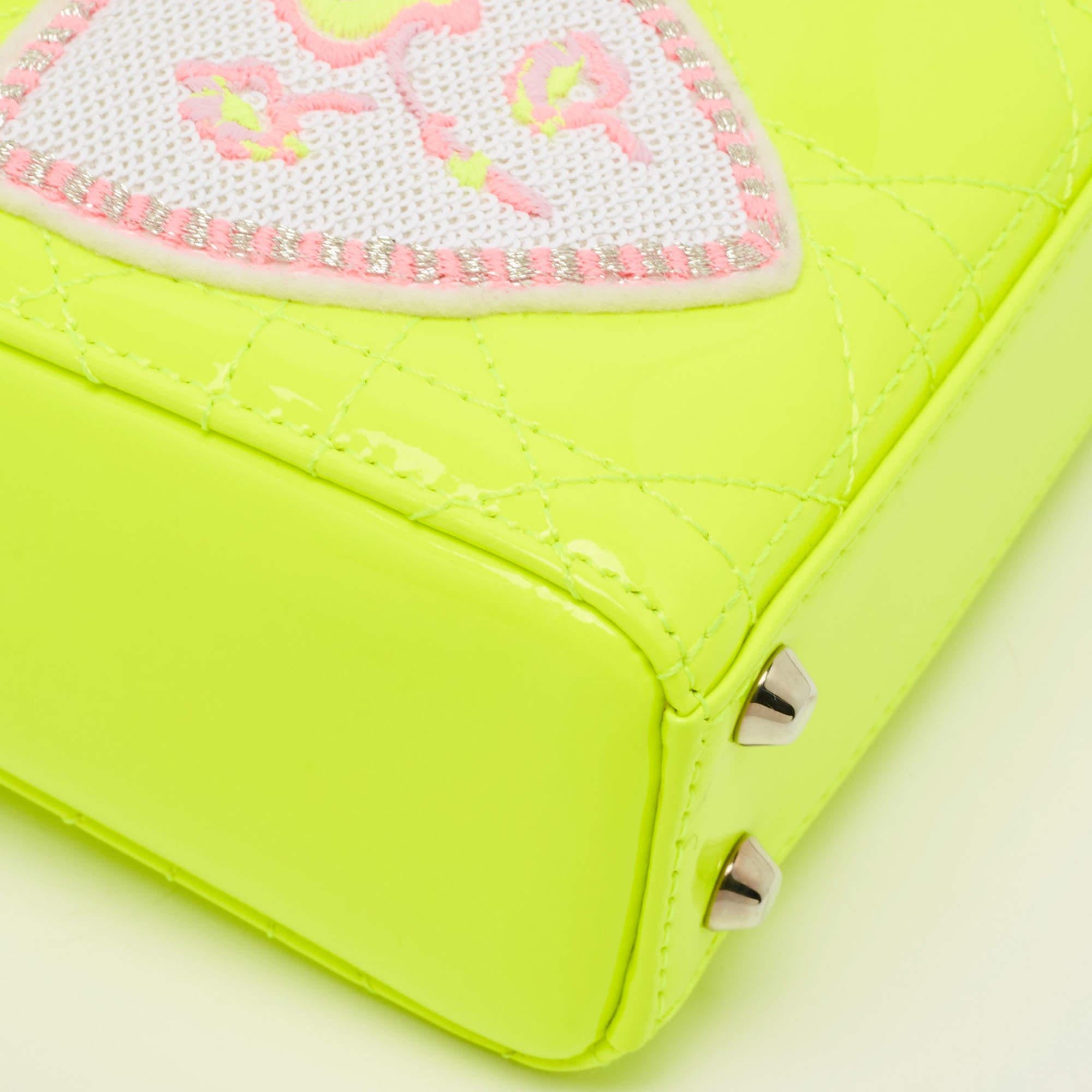 Dior Neongrüne Mini Lady Dior Tote Bag aus Lackleder mit bestickten Patches 6