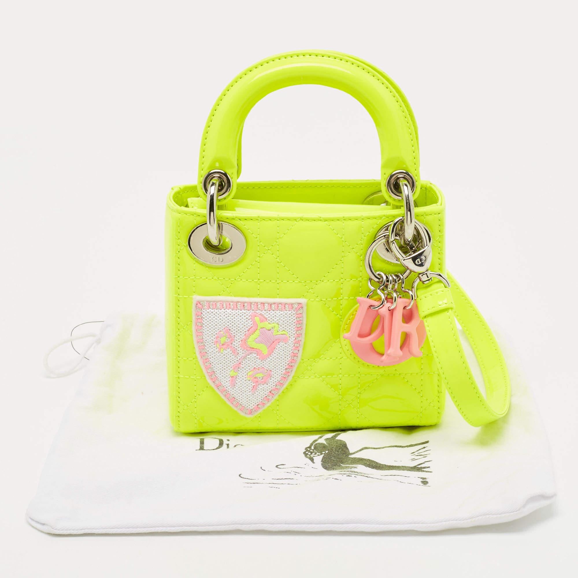 Dior Neongrüne Mini Lady Dior Tote Bag aus Lackleder mit bestickten Patches (Gelb)