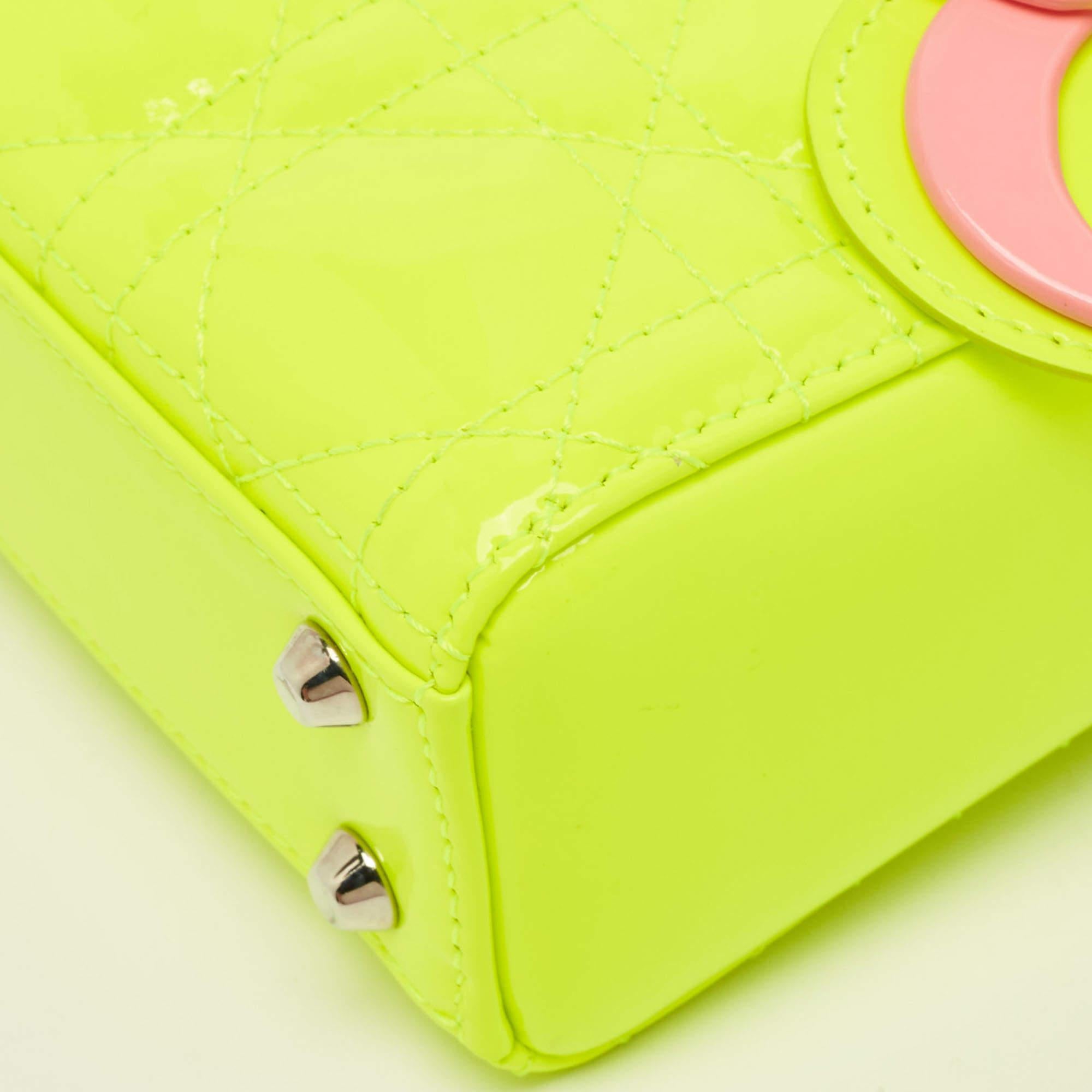 Dior Neongrüne Mini Lady Dior Tote Bag aus Lackleder mit bestickten Patches 4