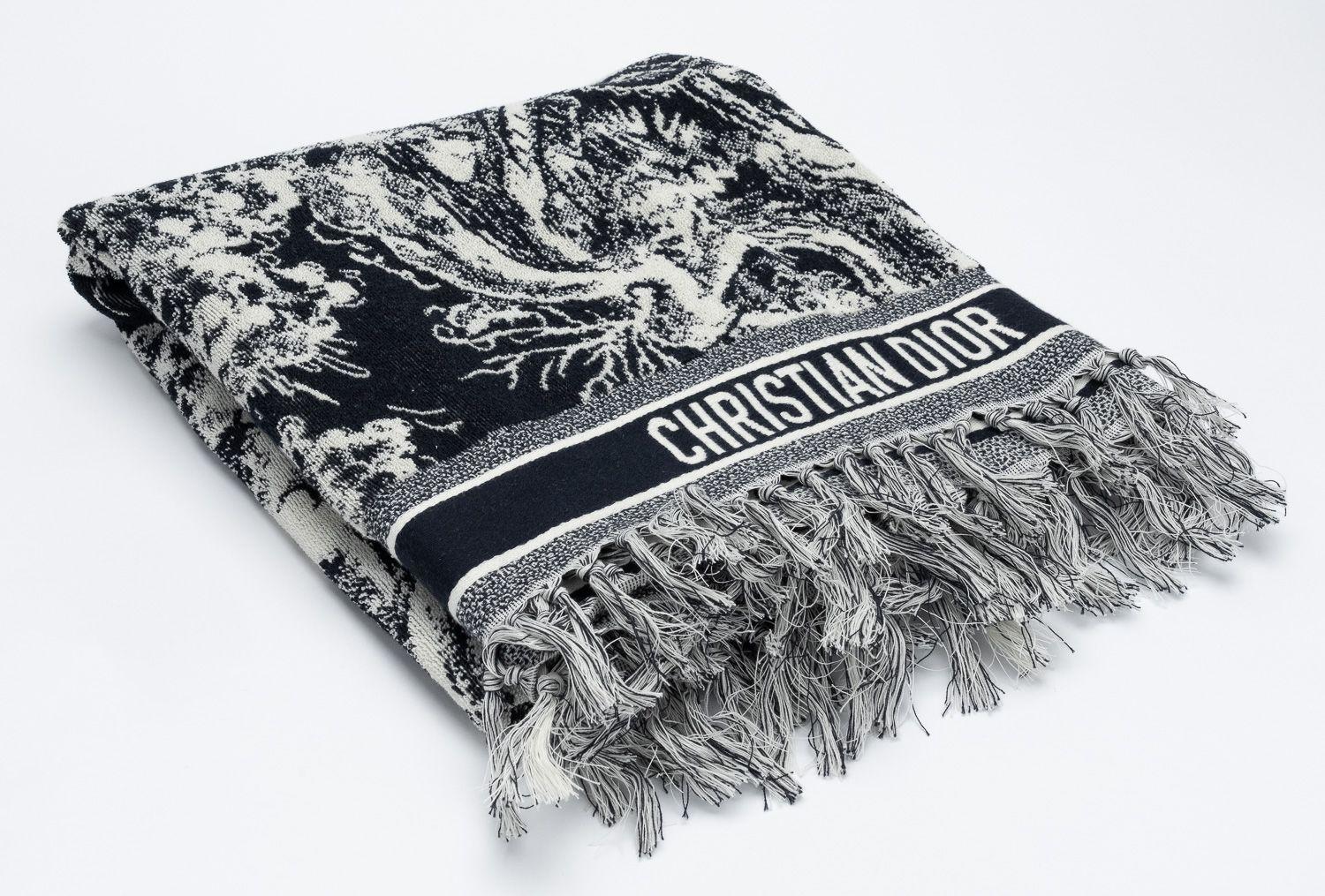 Christian Dior Toile de Jouy reverse beach towel gris cotton tonal jacquard. 100% coton. Neuf et inutilisé. Fabriqué en Italie. 100 x 180 cm.