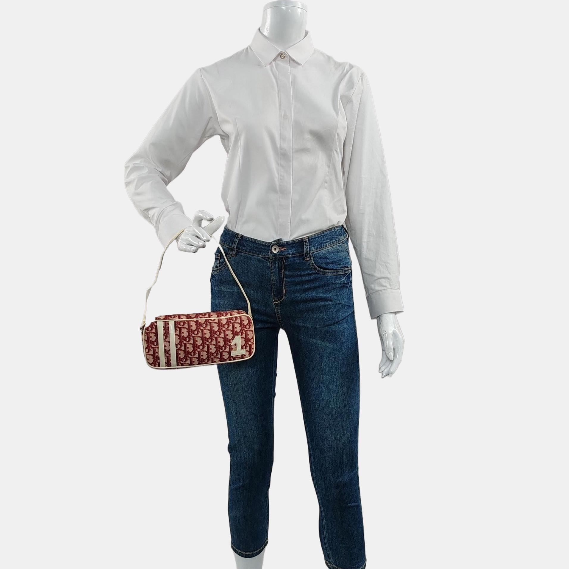 Dior nº 1 Trotter Pochette Clutch Lienzo Rojo Oblicuo Charol Blanco
Estas son fotos profesionales de la bolsa real ofrecida por Luxbags.
ESTADO: Buen estado vintage con signos de uso por todas partes. Ligeros roces en la tapicería de cuero, arañazos