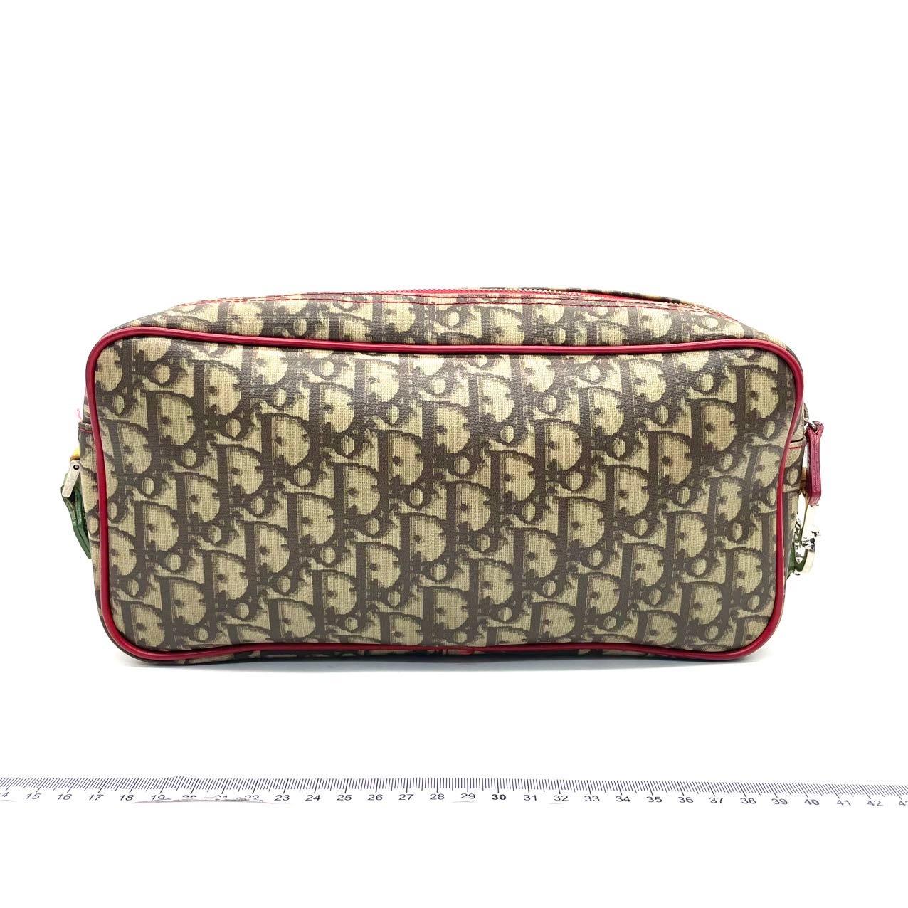 Dior n. 2 Rasta Trotter Camera Bag Beige Monogram Red Yellow Green Web Strap
Queste sono foto professionali della borsa offerta da Luxbags.
Scopri la raffinatezza e l'eleganza di Dior con la borsa a tracolla Rasta Trotter Double Saddle di colore