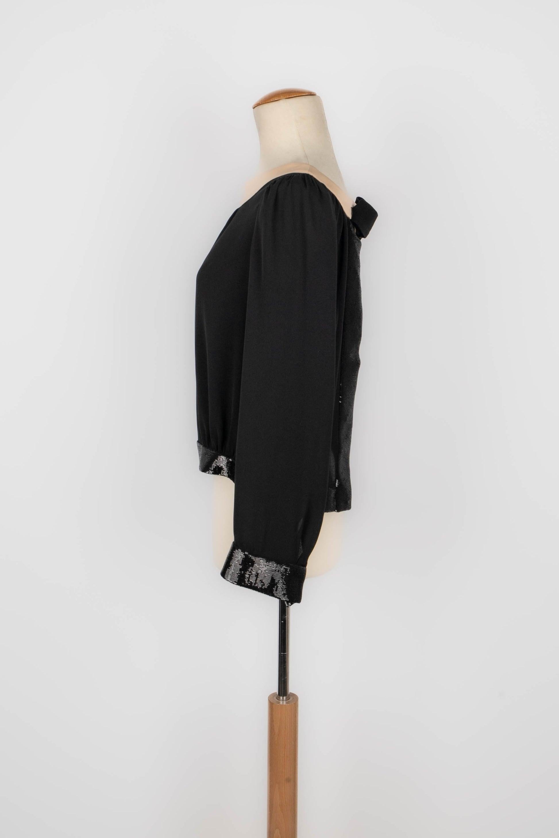 Dior - (Made in Italy) Nude and black silk top with an openback. Size 38FR.

Additional information:
Condition: Very good condition
Dimensions: Shoulder width: 35 cm - Sleeve length: 57 cm - Length: 50 cm

Seller Reference: FH235