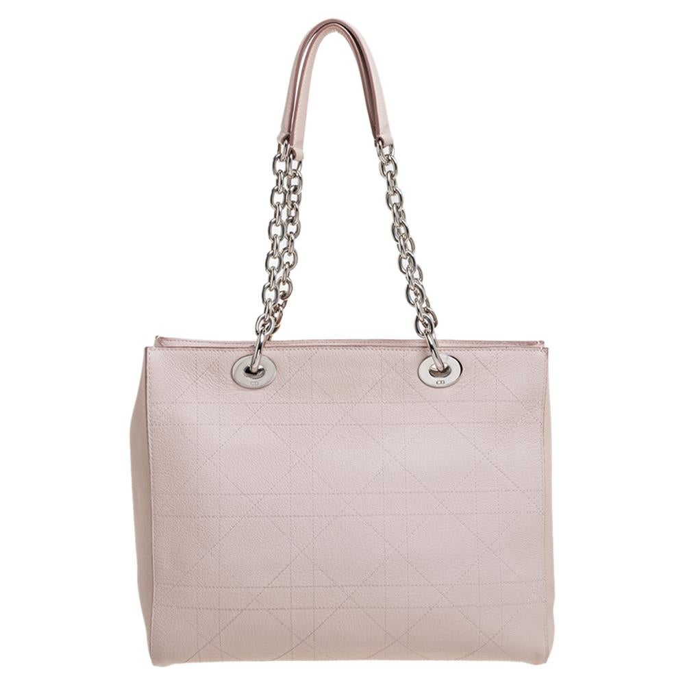 Diese Ultradior-Tasche von Dior ist ein alltägliches Accessoire, das leichte Ähnlichkeiten mit der nicht mehr erhältlichen Panarea-Tasche der Marke aufweist. Der Ultradior ist quadratisch und wird von Kettengriffen gehalten. Diese nude-beige