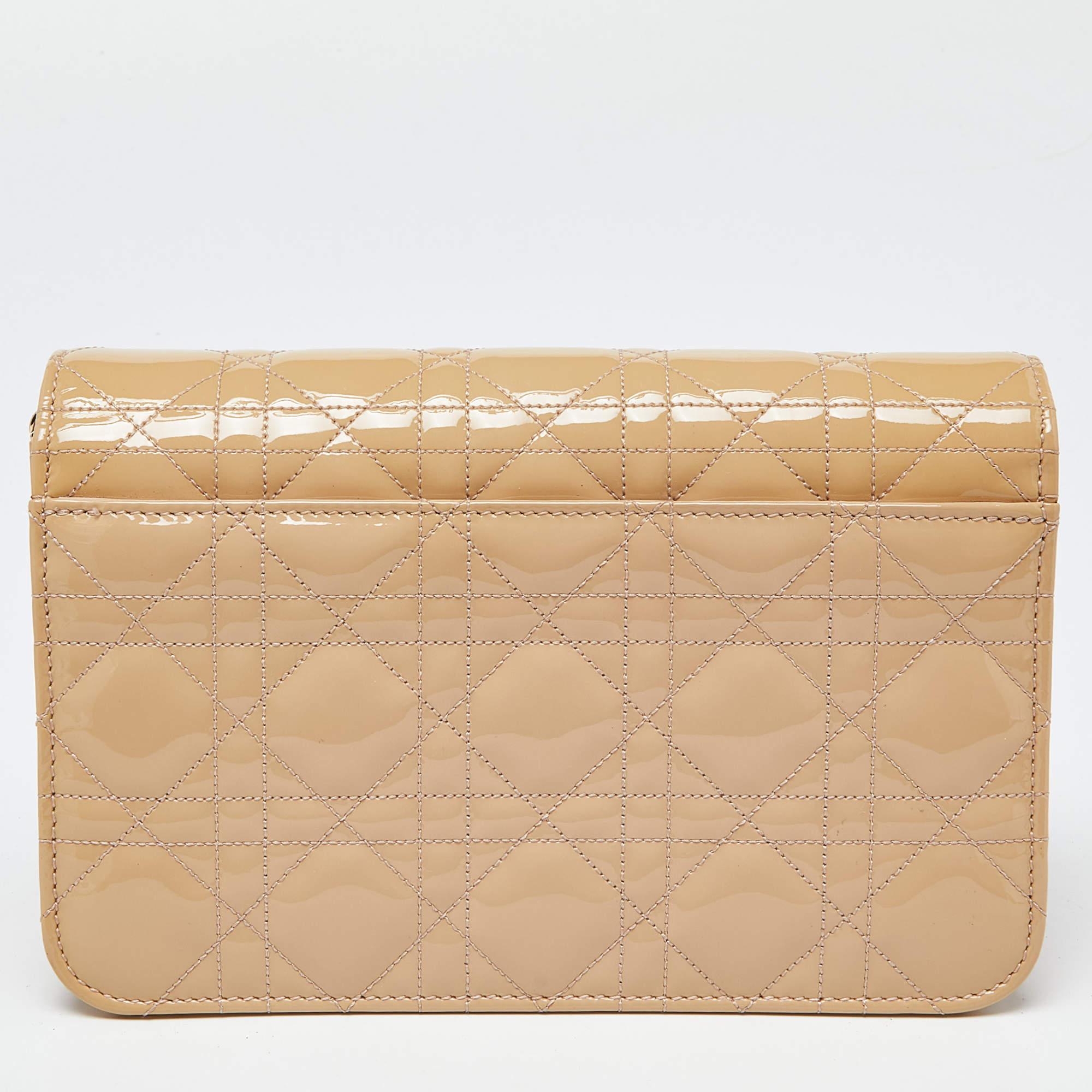This New clutch was named after 'New Look' which was actually coined by Christian Dior himself. Dazzling in a nude shade, the bag is crafted from patent leather in their Cannage pattern and designed with a front lock. The leather and fabric-lined