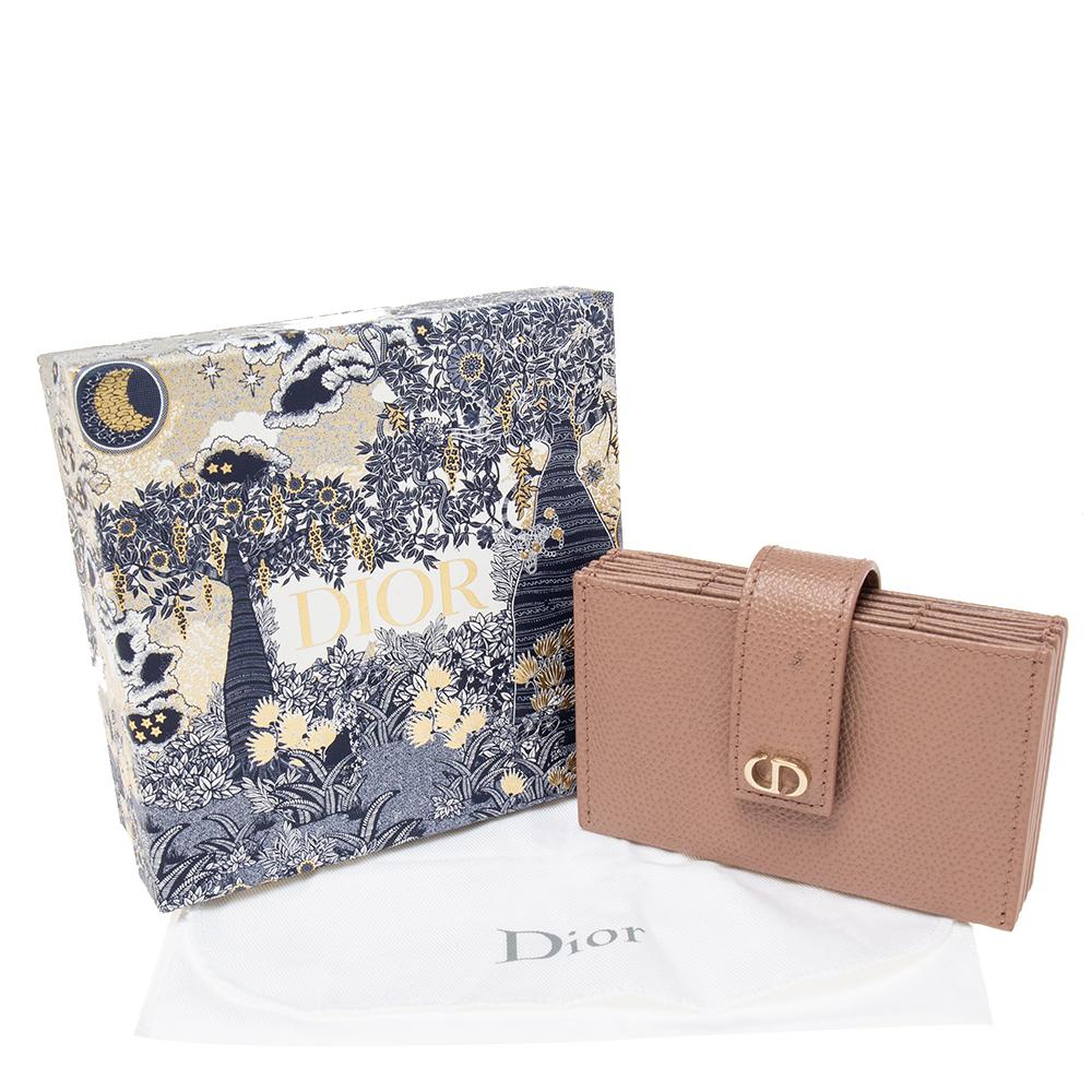 Crafted from leather, this Dior 30 Montaigne card holder opens to reveal multiple compartments to carry your cards neatly. It also features the brand's iconic CD logo on the front in gold-tone hardware.

Includes: Brand Dustbag, Original Box